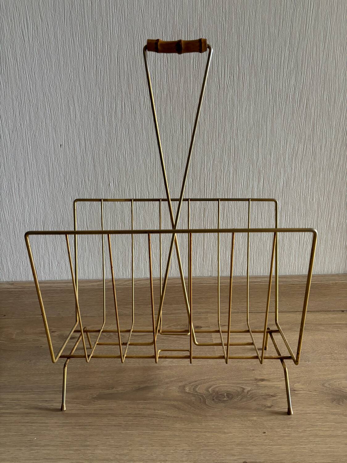Magazine rack in gold metal and bamboo from the 60s