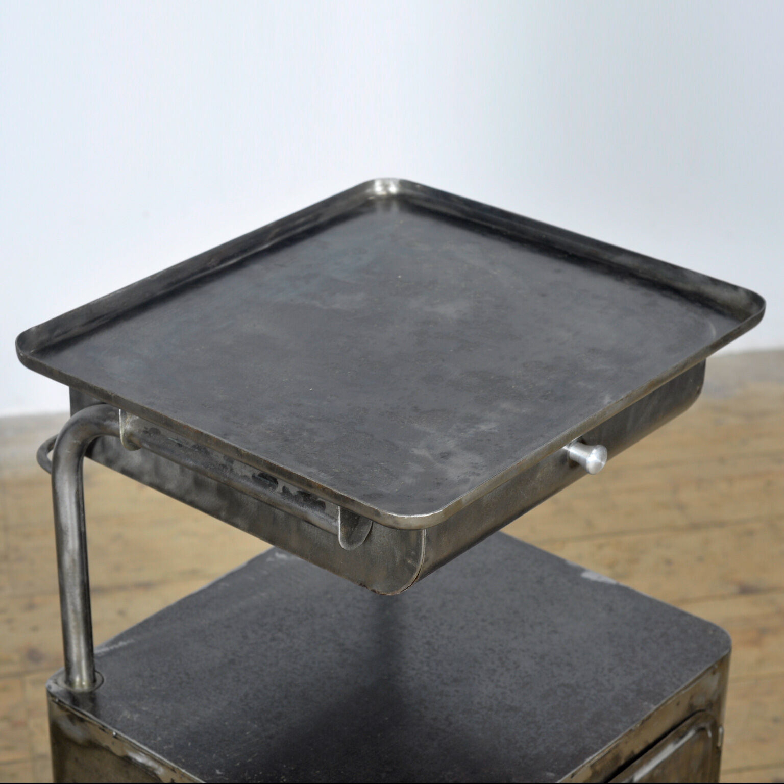 Table de nuit en fer, vers 1950