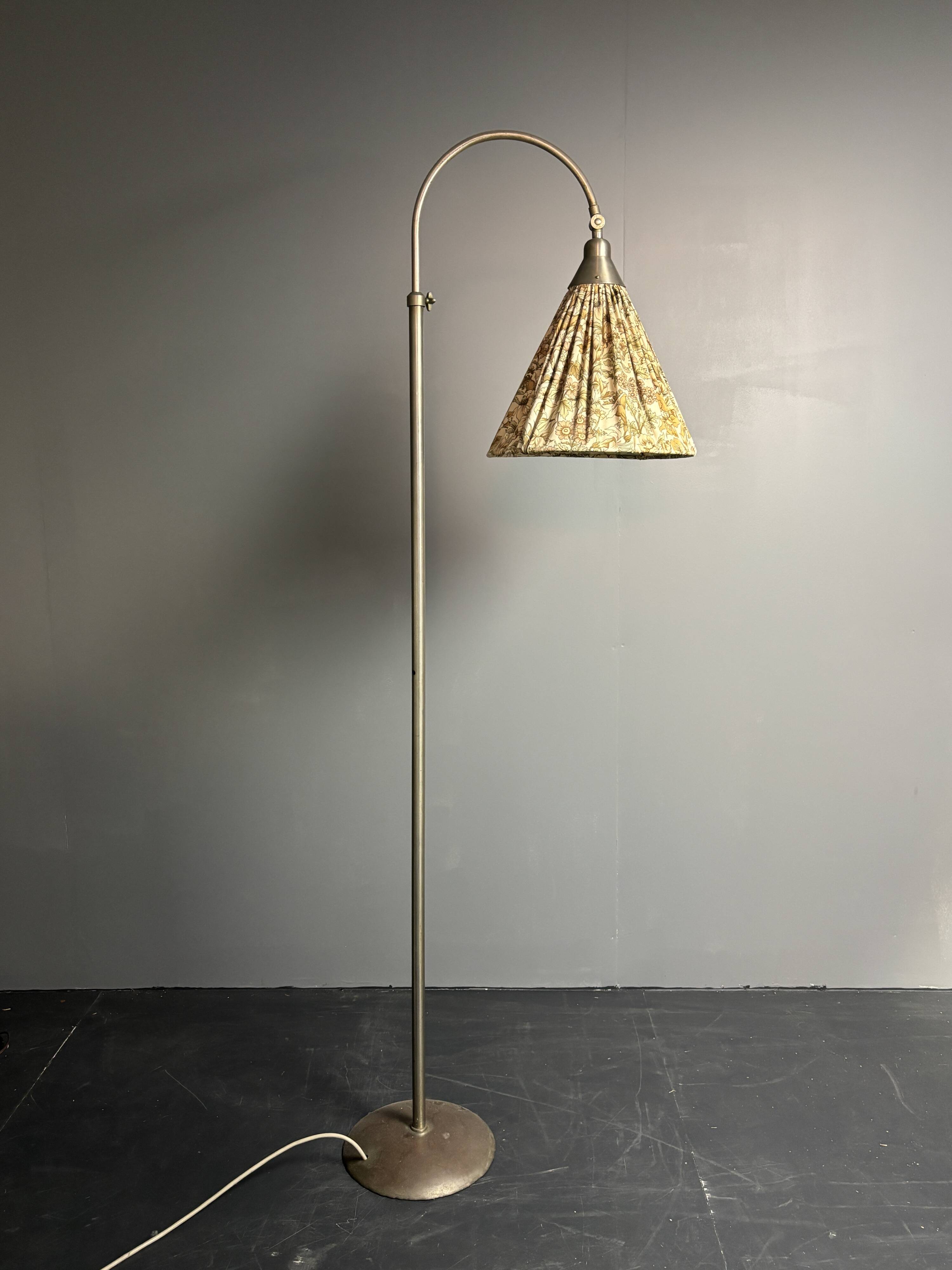 Dutch art deco modernist Bauhaus GISO 451 arc floor lamp W.H. Gispen, 1929