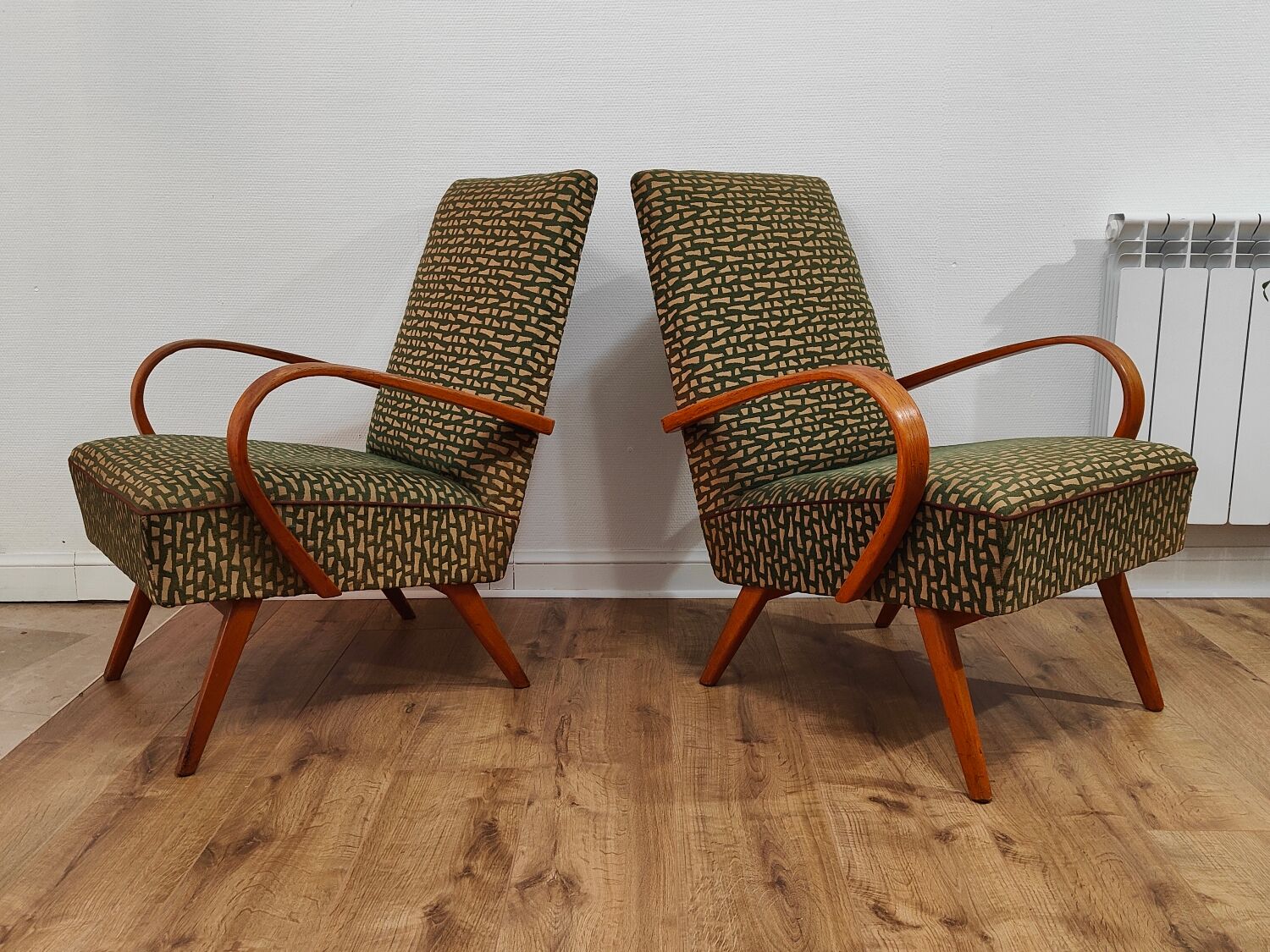 Paire de fauteuils 6952 par Jaroslav Smidek pour Ton