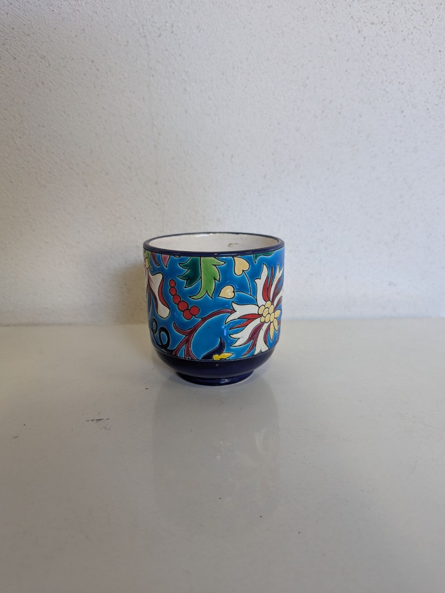 Cache-pot Longwy Art Déco en faïence émaillée décor floral polychrome
