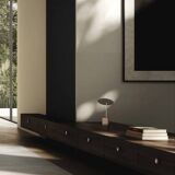 Reflect table lamp in chrome metal, contemporary work.