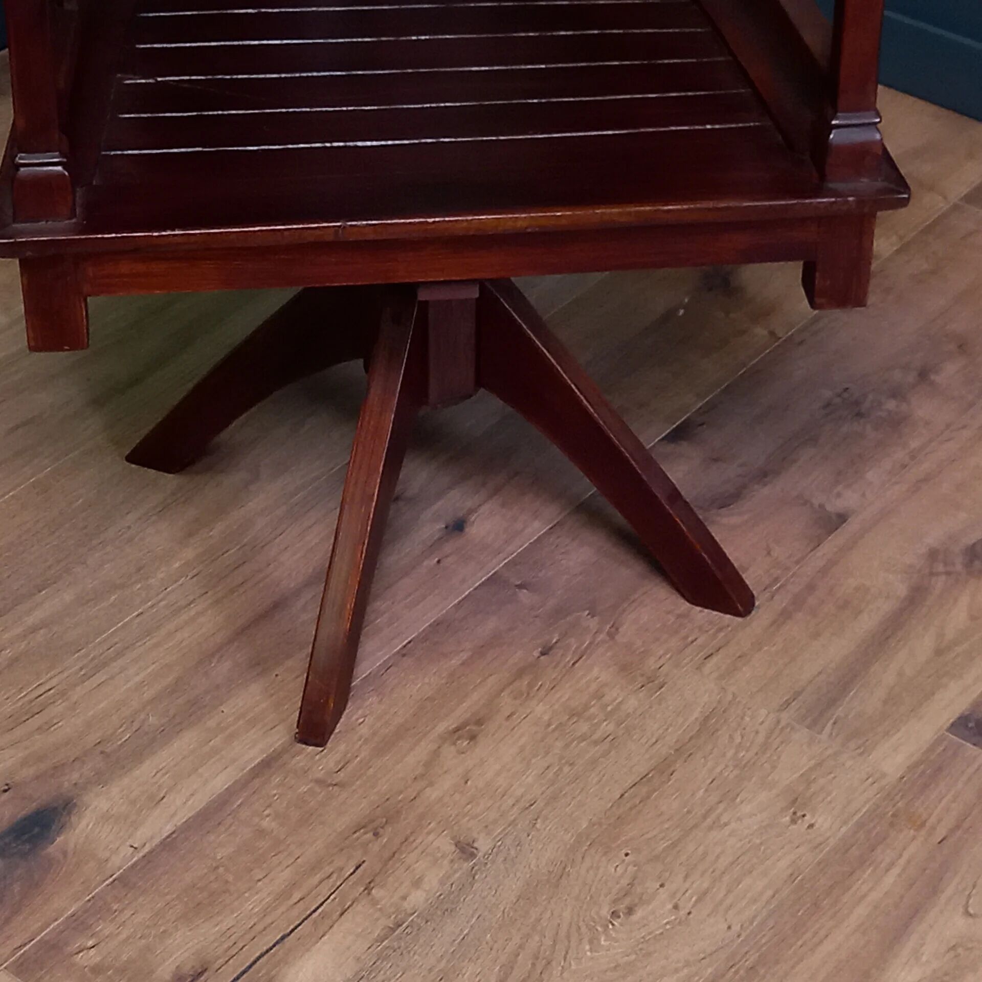 Mahogany office chair with swivel function