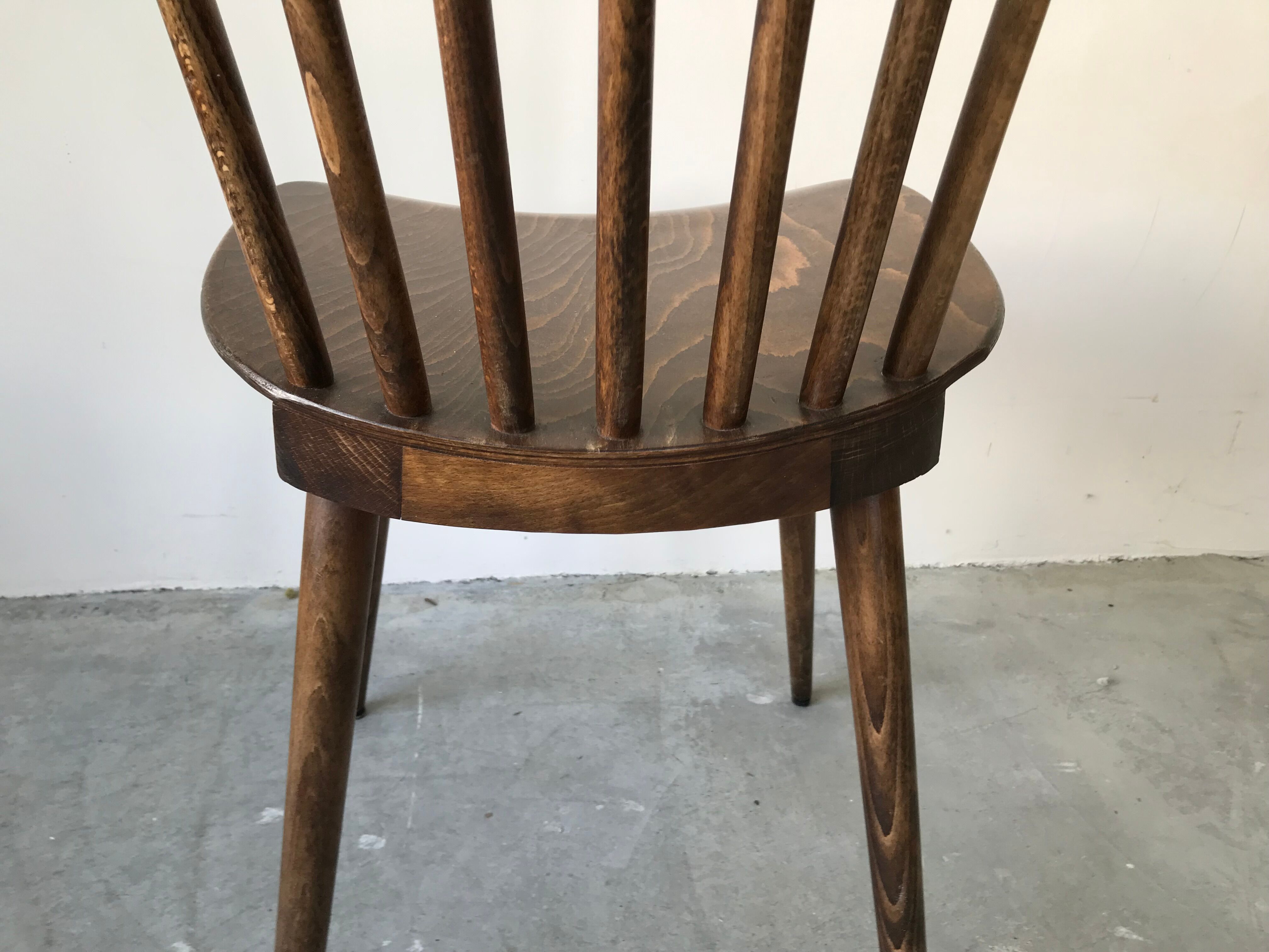 Suite de 6 chaises bistrot Menuet par Baumann, circa 1970.