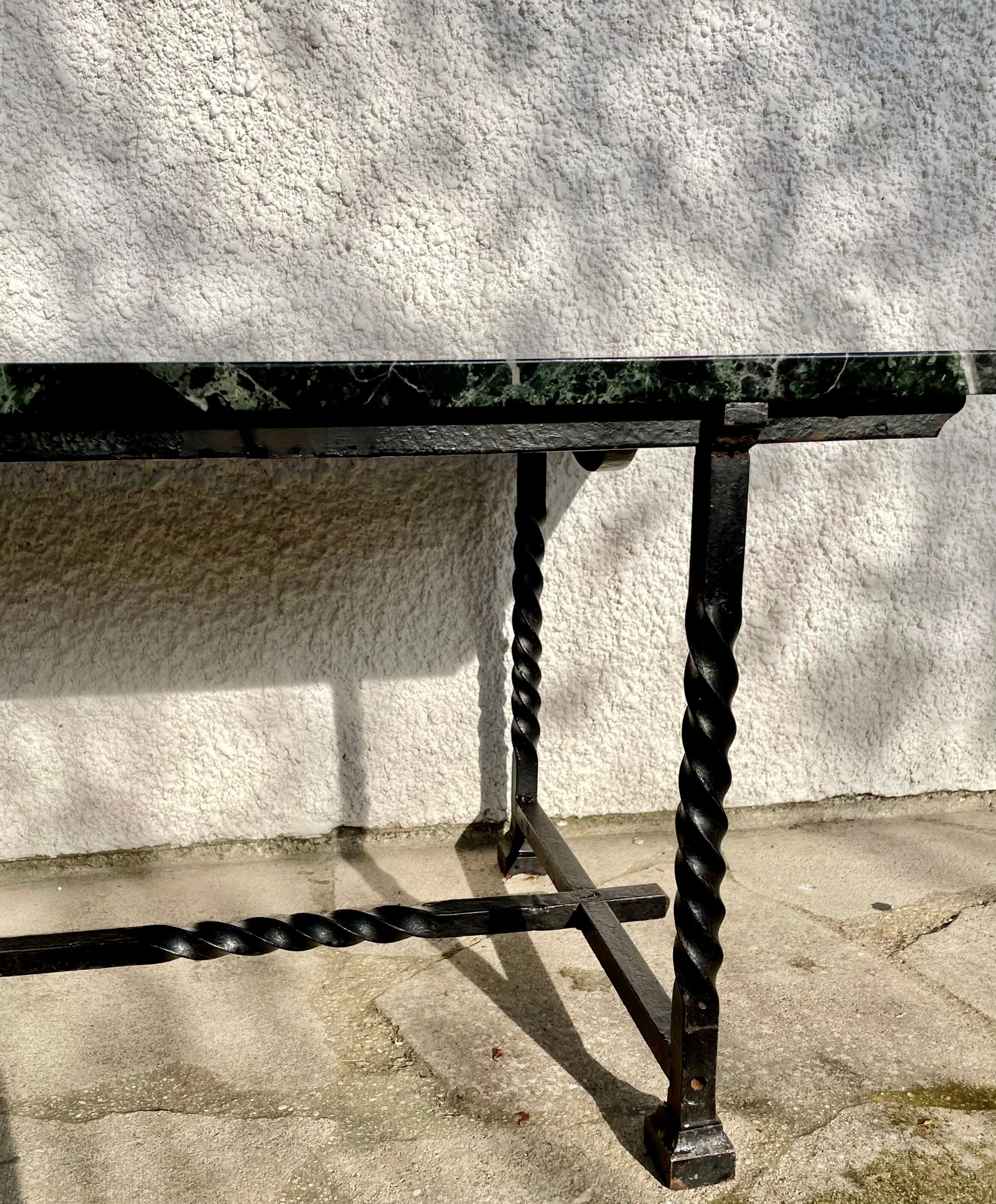 Table basse en fer forgé et marbre vert des Alpes