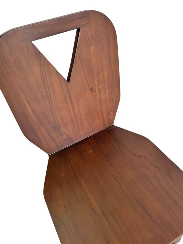 chaise brutalisme rétro en bois massif foncé
