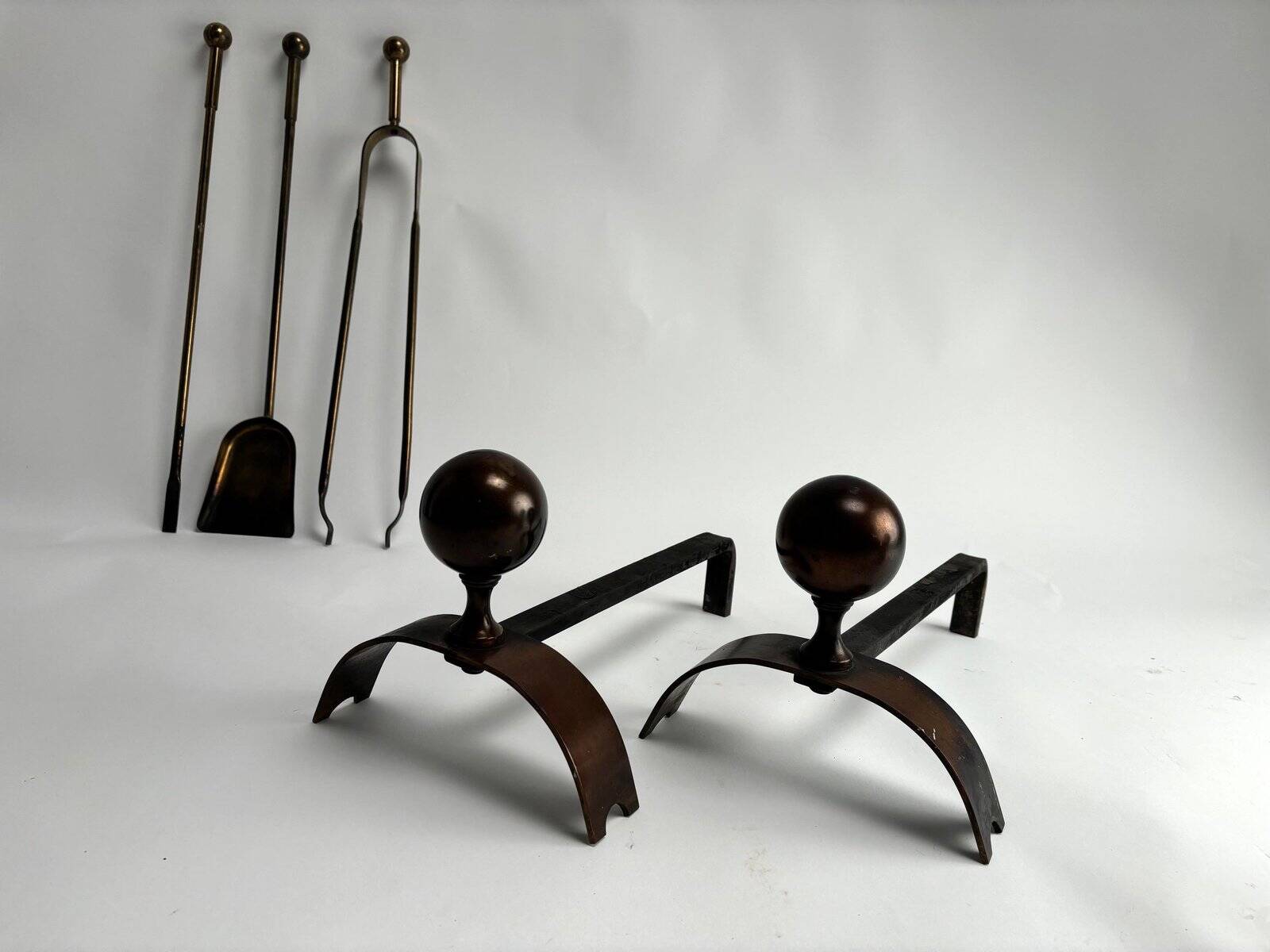 Paire de chenets en laiton et métal, Italie, années 1950