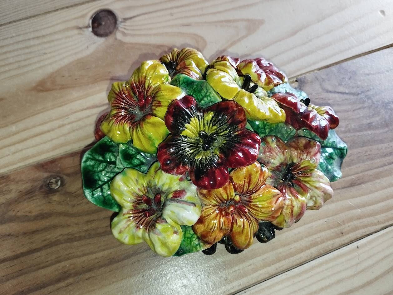 Vintage decorative object in ceramic majolica with pansy decoration – 1950s