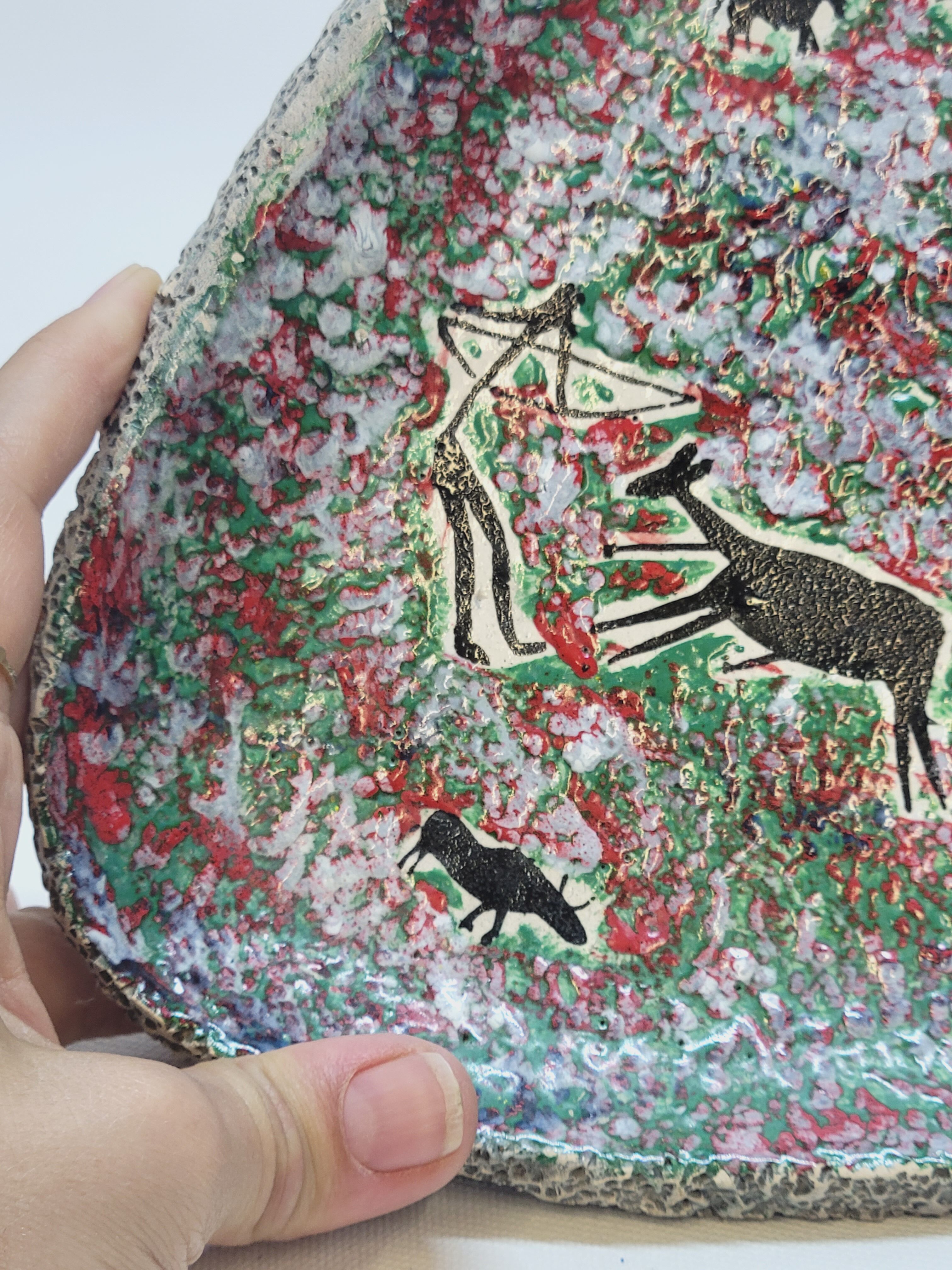 Decorative plate in glazed ceramic plaster? Prehistoric hunting décor