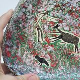 Assiette décorative en céramique émaillée plâtre  décor chasse préhistorique