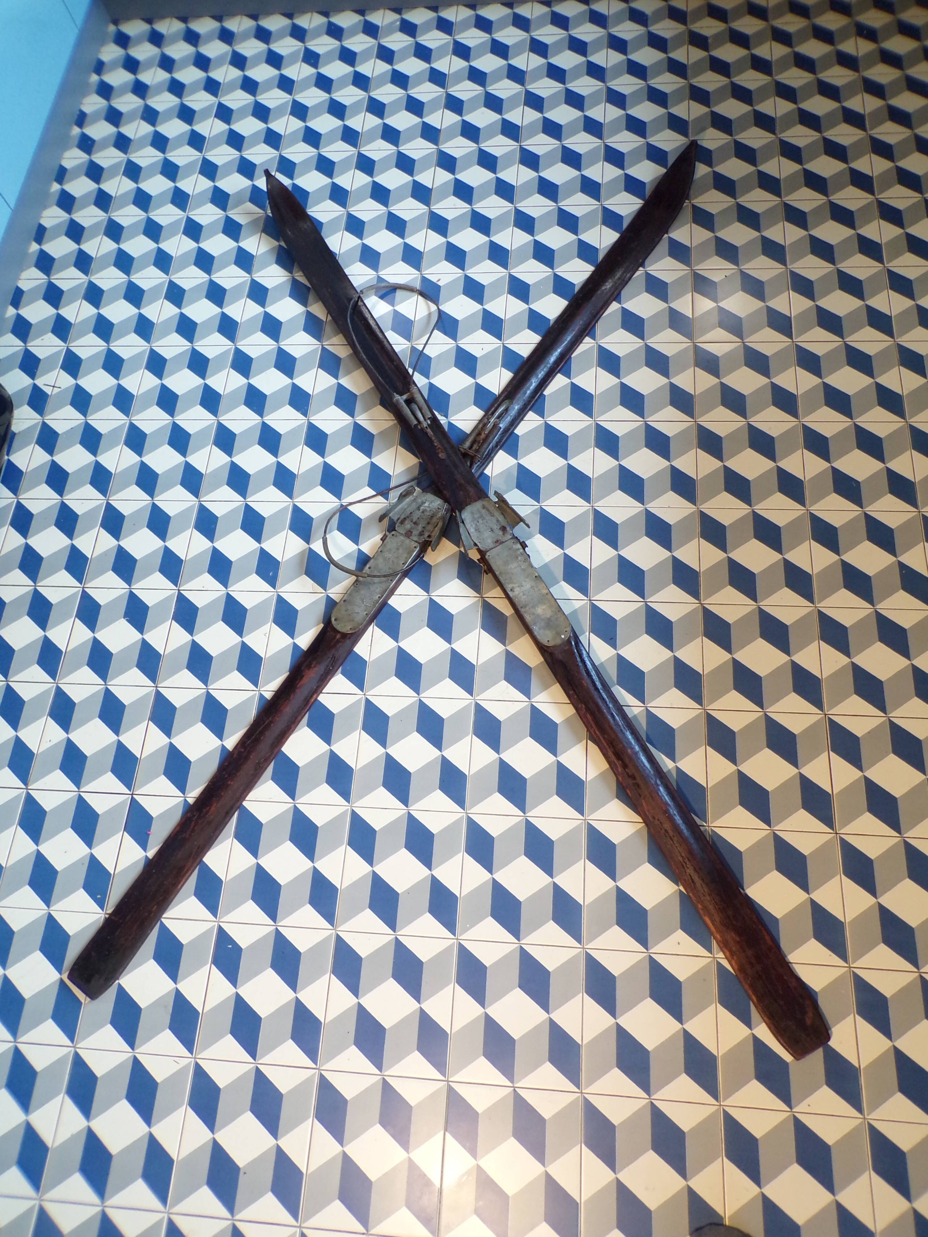 Paire de skis anciens en bois L=200cm