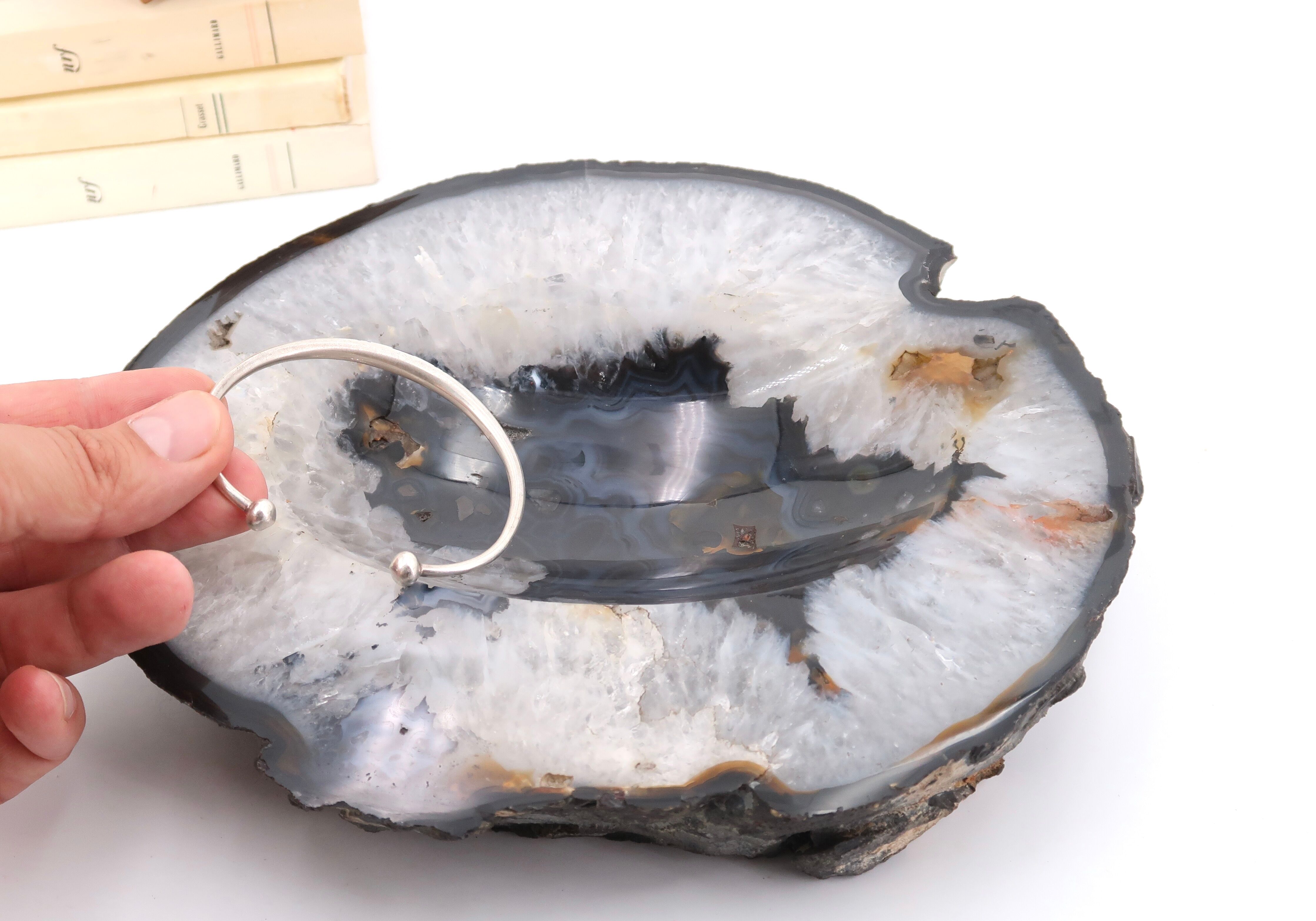 Empty pocket in carved agate, 1970s