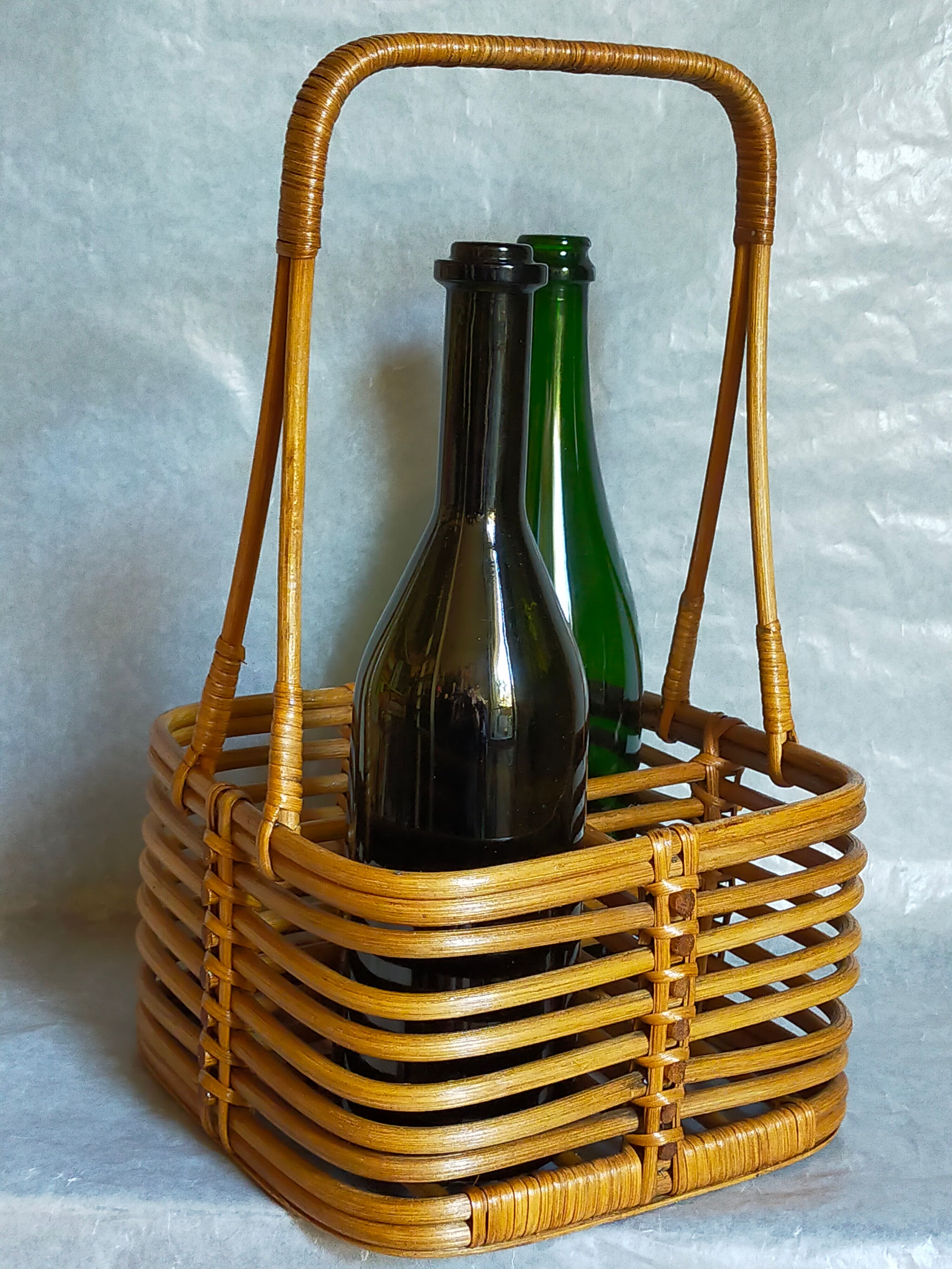Bottle basket in vintage wicker 60s