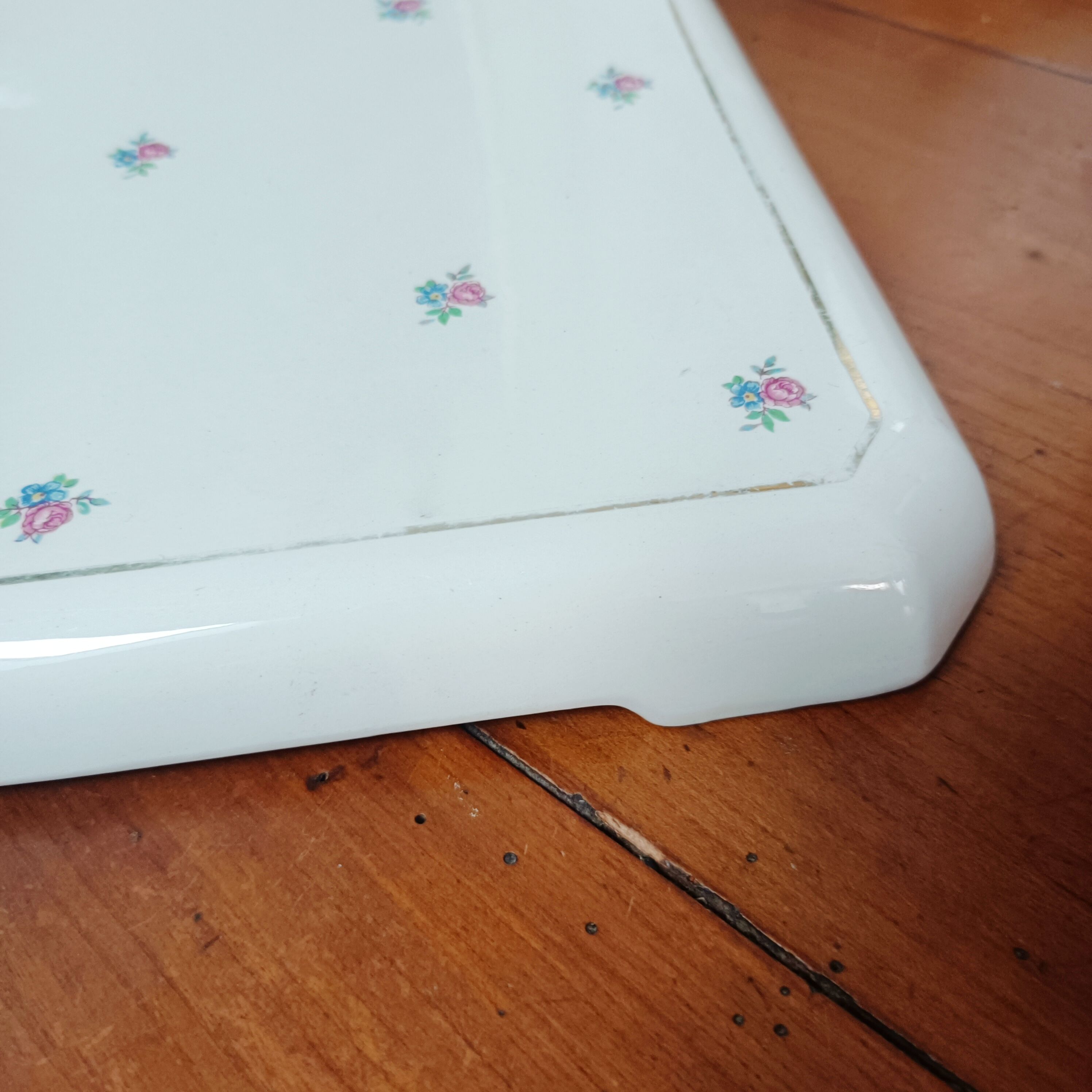 Flowery earthenware trivet