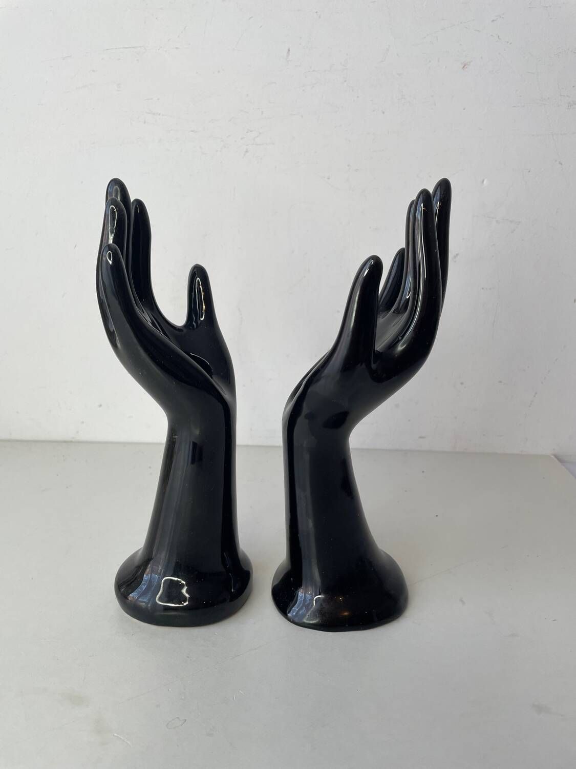 2 soliflores, baguiers en céramique noire en forme de main