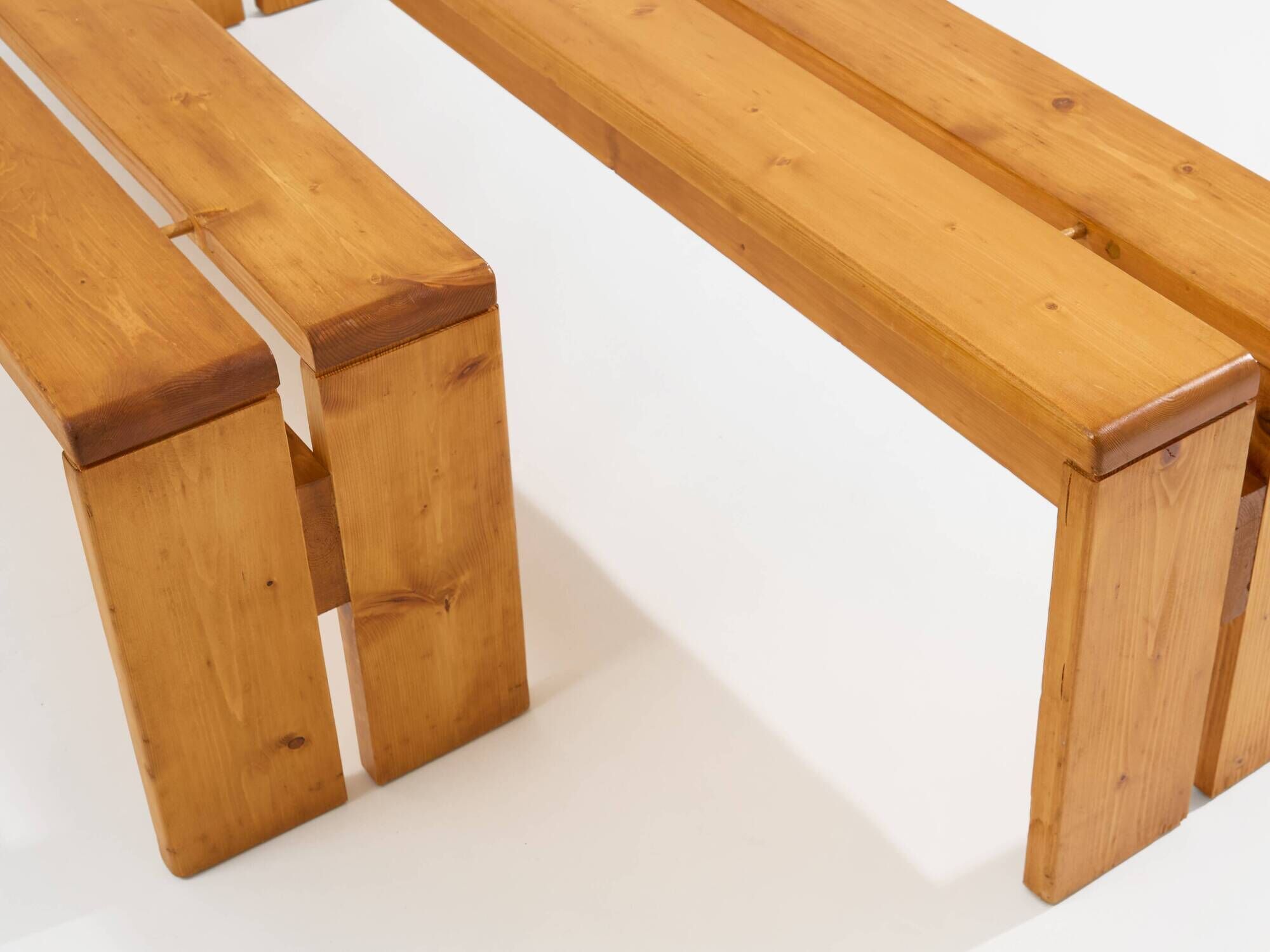 Paire de bancs Charlotte Perriand en pin Les Arcs 1970