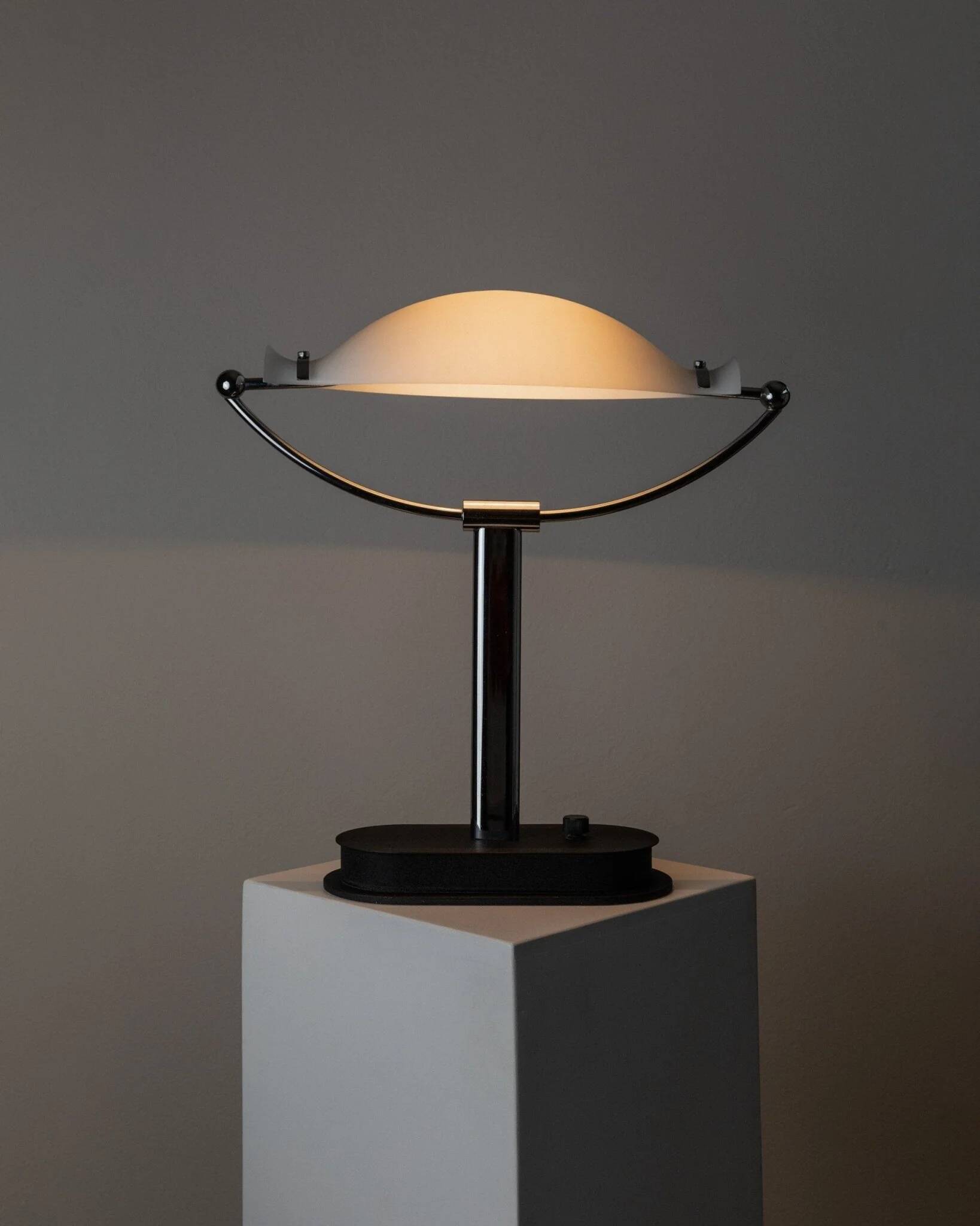 Lampe vintage en verre de Murano avec abat-jour en verre dépoli blanc et base de bureau en chrome, design italien des années 1970 inspiré de l'ère spatiale.