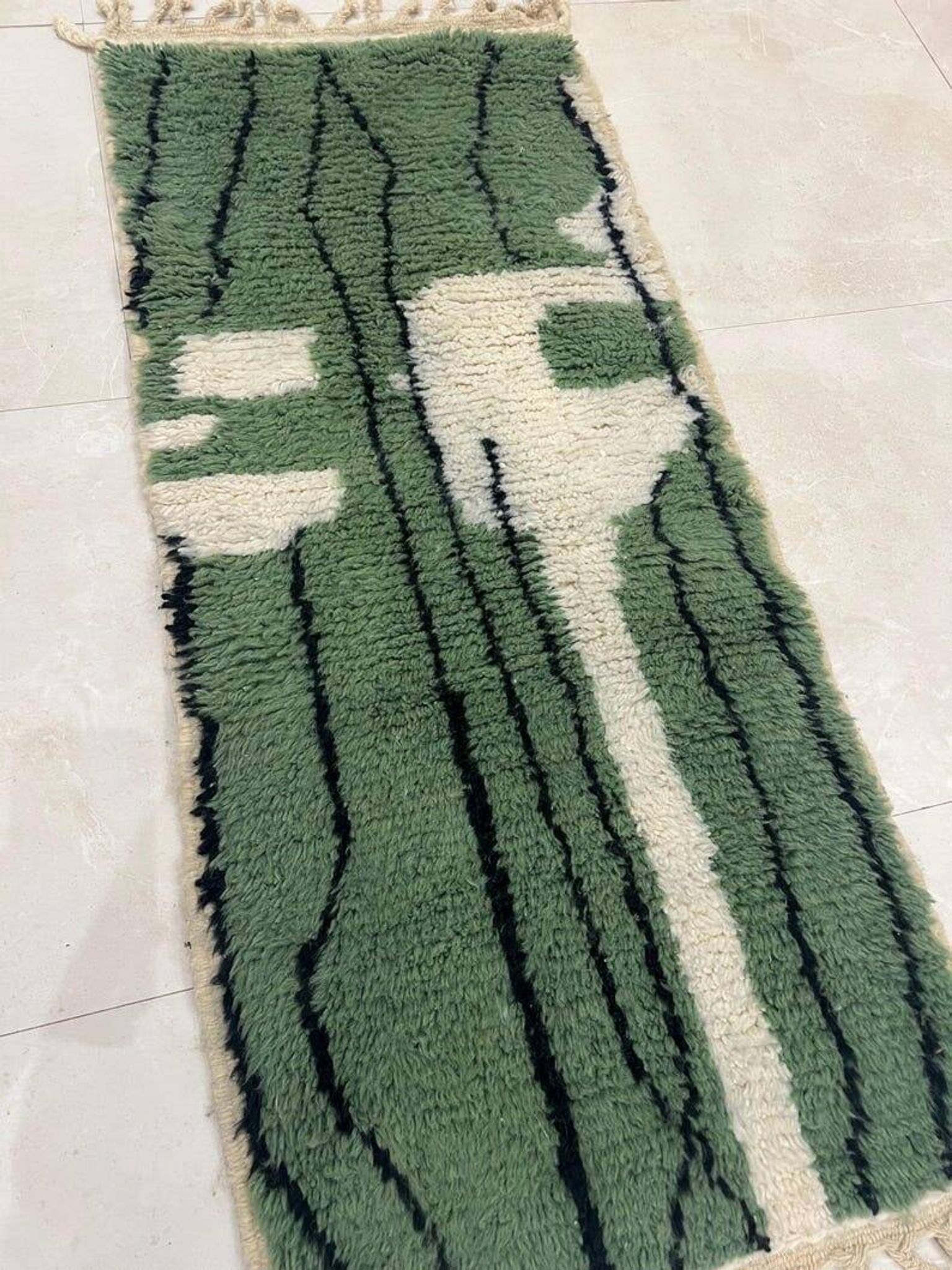 Handmade pure wool rug, size 1.5/2.5 m.