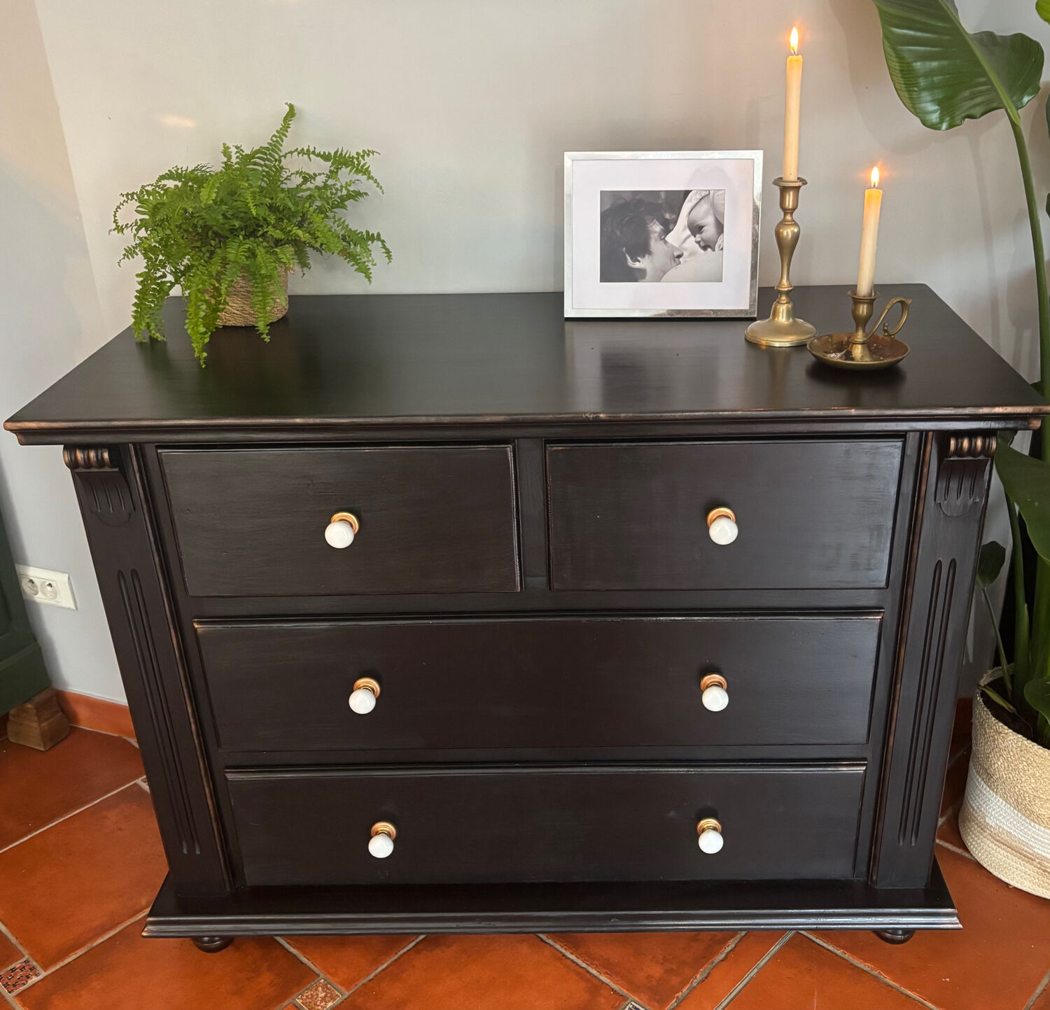 Commode vintage noir en pin peinte à la main