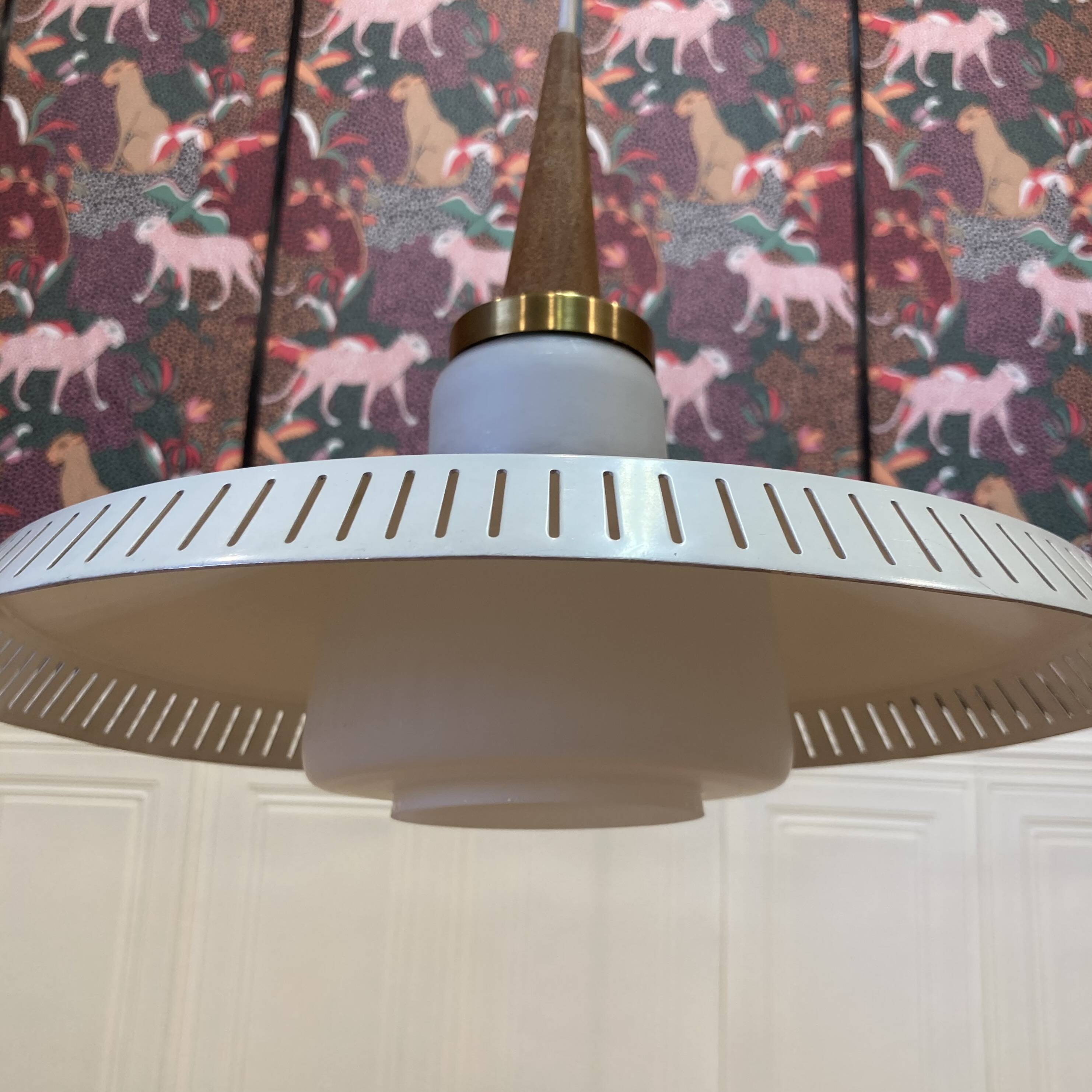 Scandinavian suspension design 1950 metal and opaline.