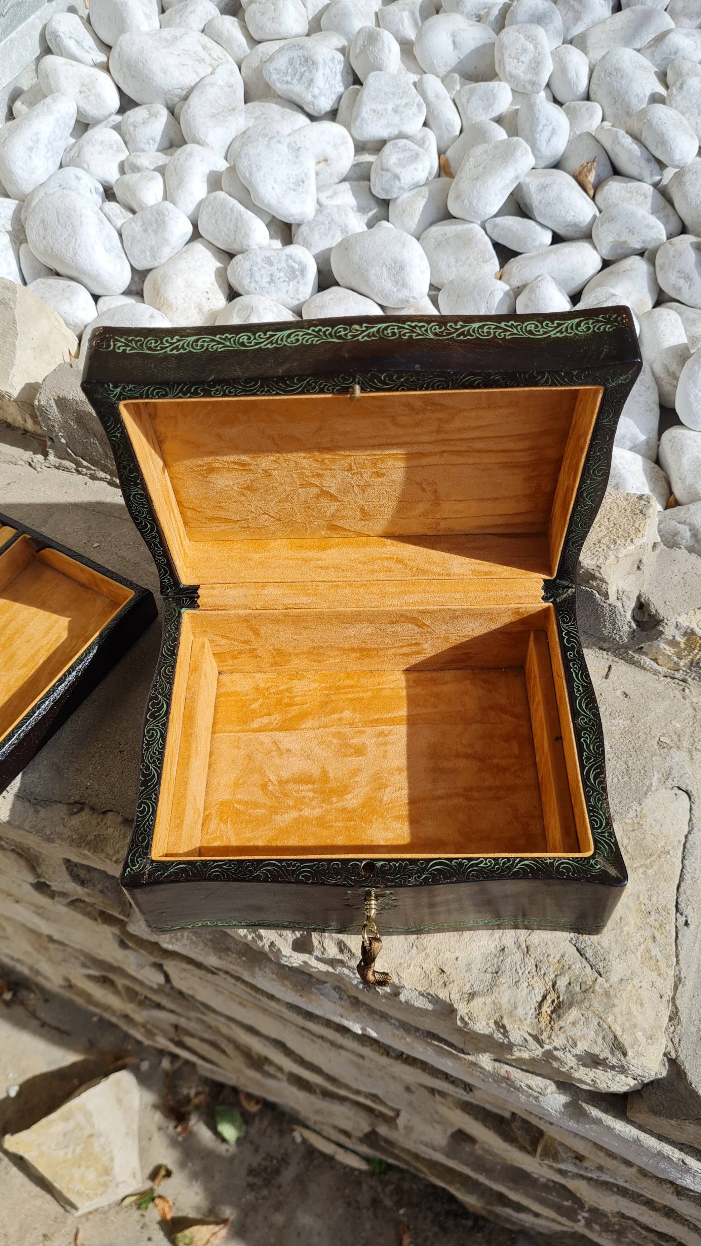 Leather jewelry box with its key