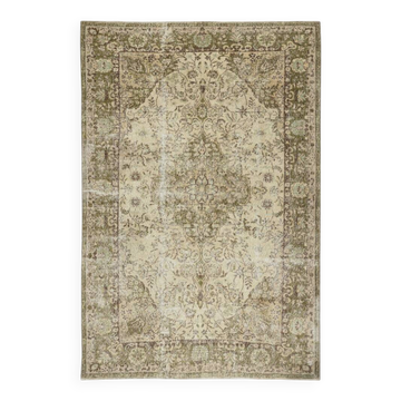 Tapis en laine turc vintage noué à la main. Tapis de zone rustique pour des intérieurs de ferme confortables.
