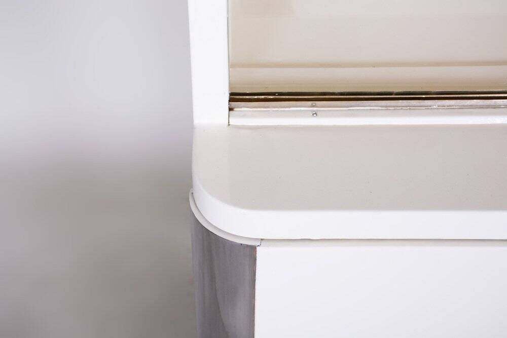 Bauhaus White Chrome-Plated Steel & Lacquered Wood Cabinet attributed to Vichr, 1930s