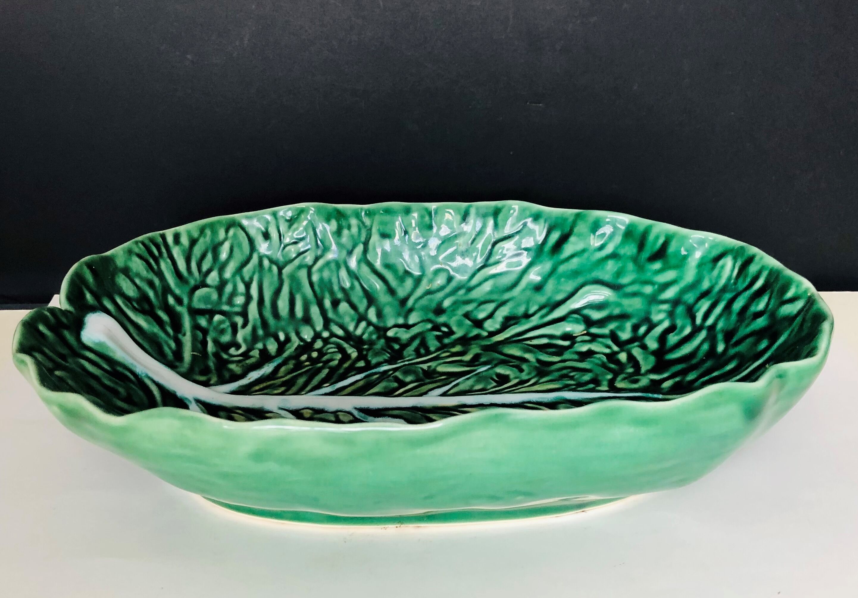 Slurry dish decorated with cabbage leaf
