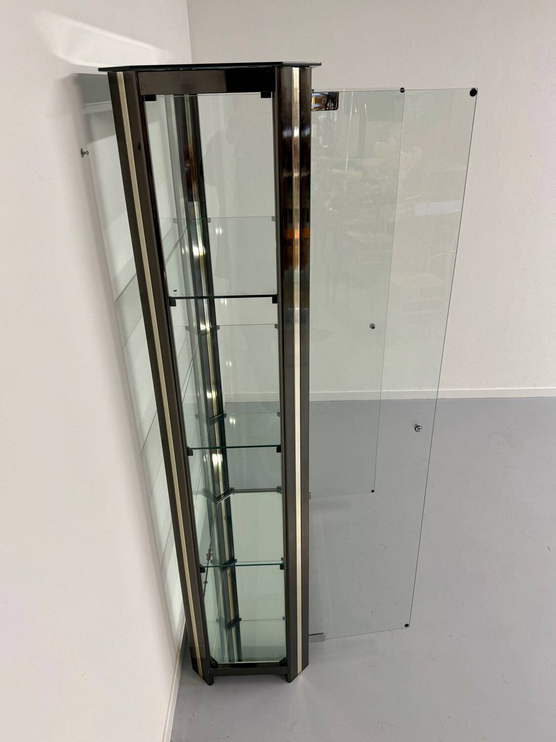 Antique display cabinet shelf in brass metal Italian design from the 70s