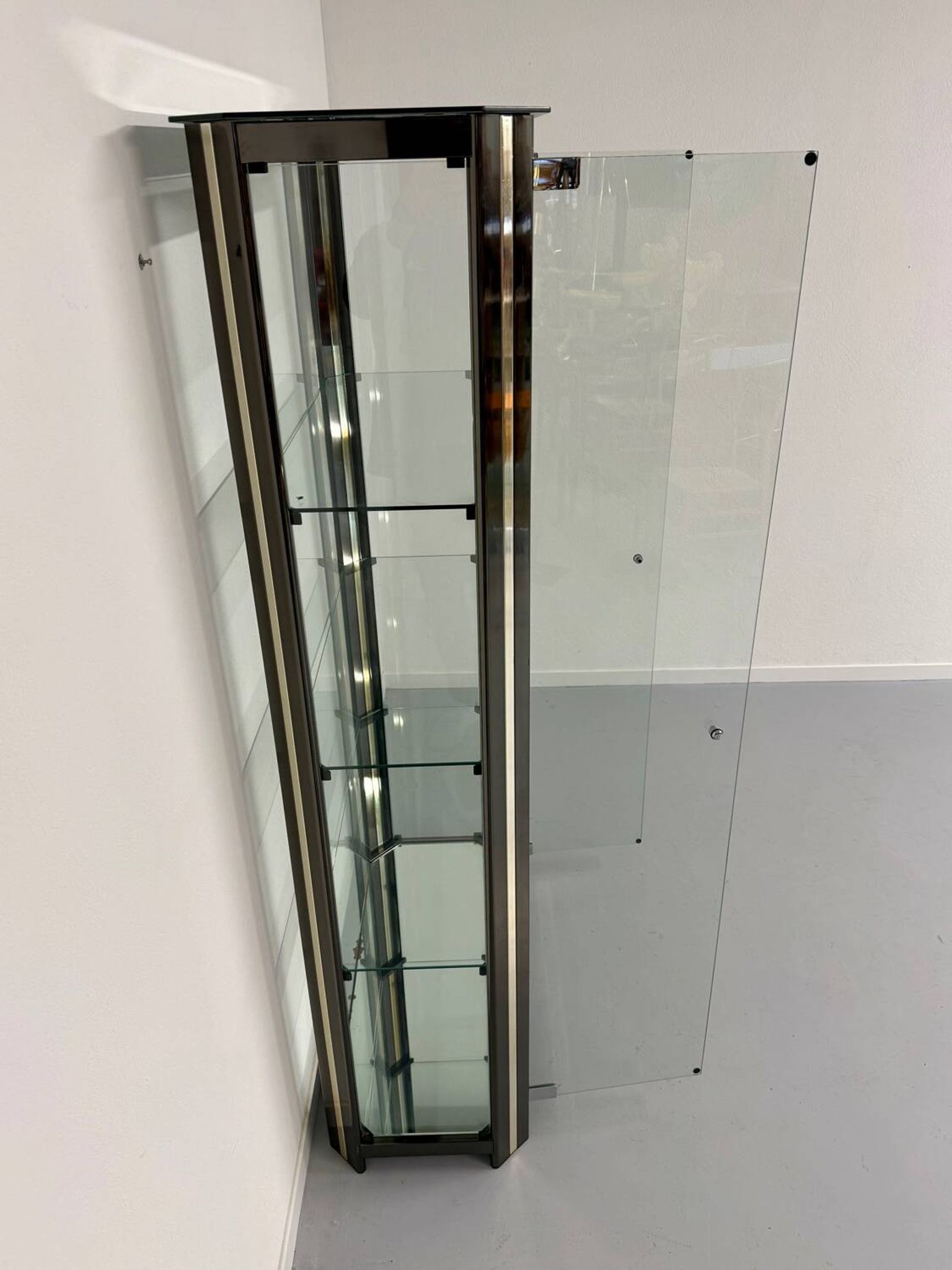Antique display cabinet shelf in brass metal Italian design from the 70s