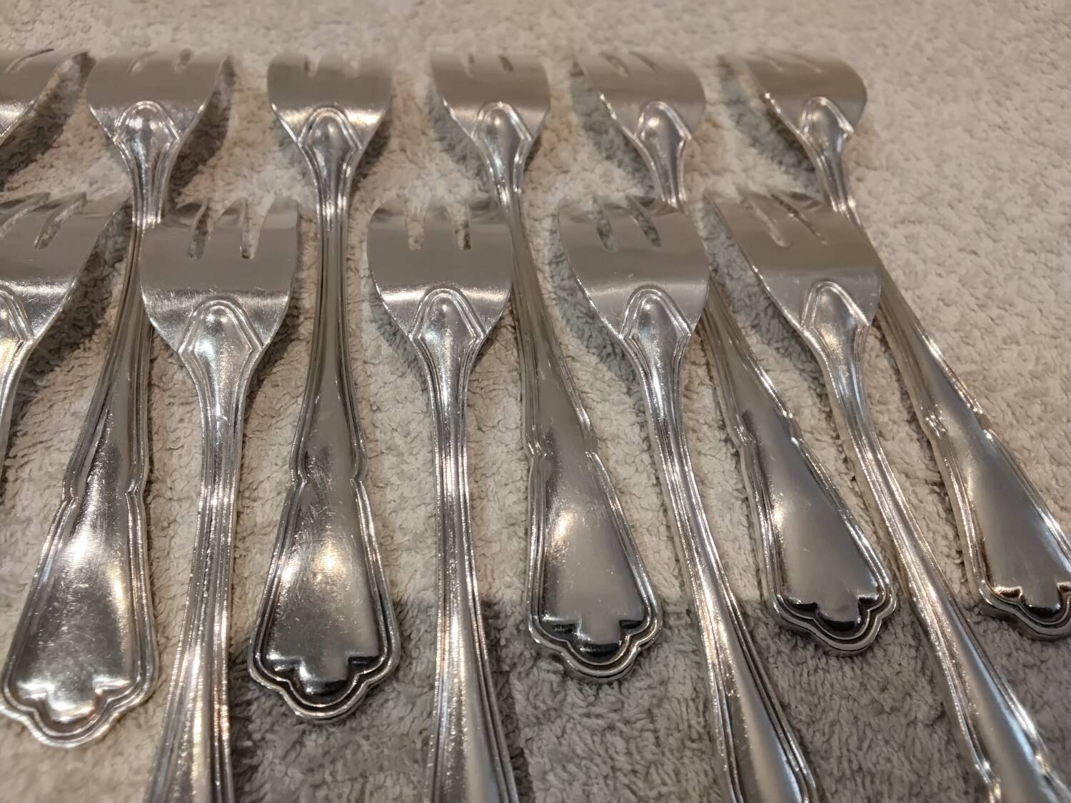 12 silver-plated metal cake forks by Ercuis silversmiths, Contours pattern