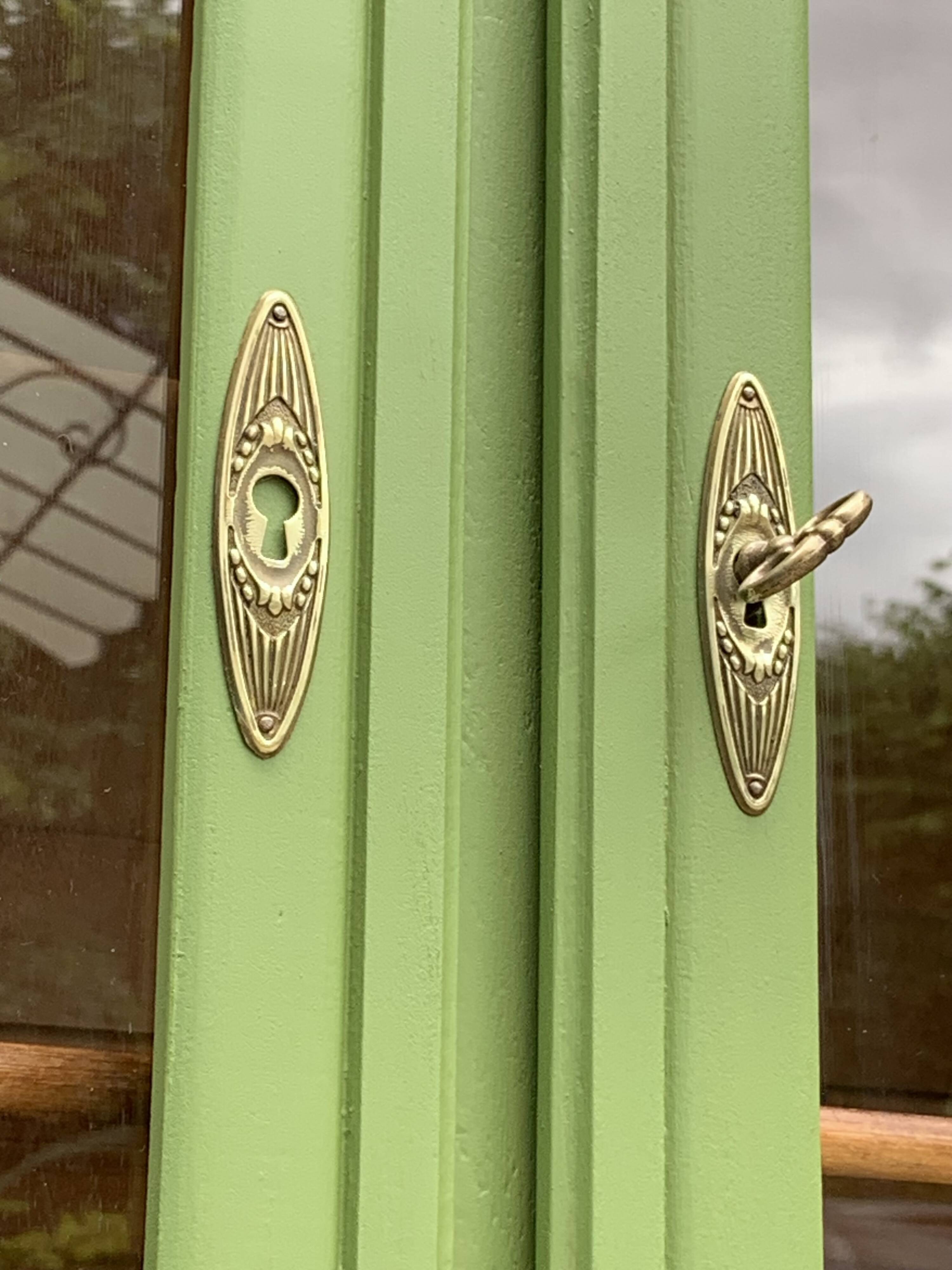 Armoire parisienne vitrée art déco 1930 kaki