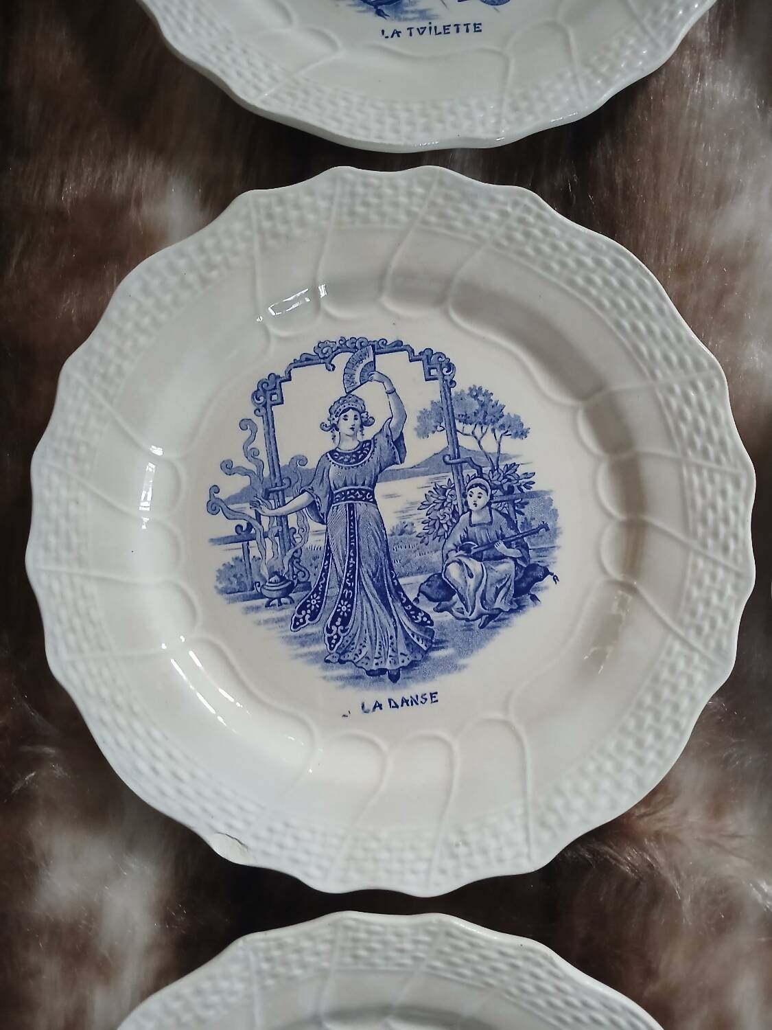 7 assiettes à dessert anciennes en Terre de fer 
