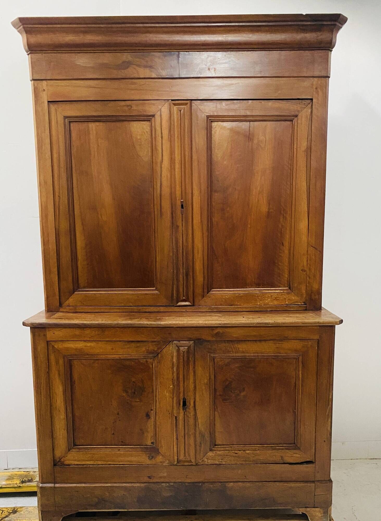 Two-body buffet in solid walnut, Louis Philippe style, 19th century.