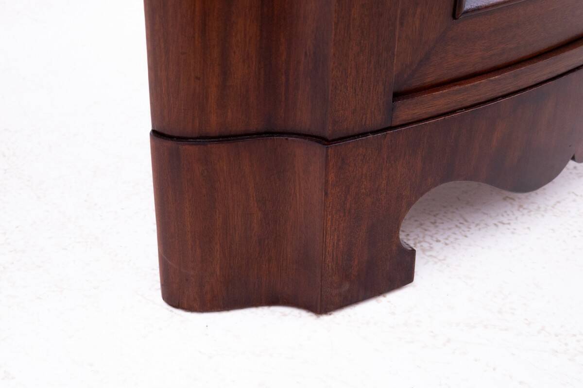 Commode d'angle en acajou, Europe du Nord, fin du XIXe siècle.