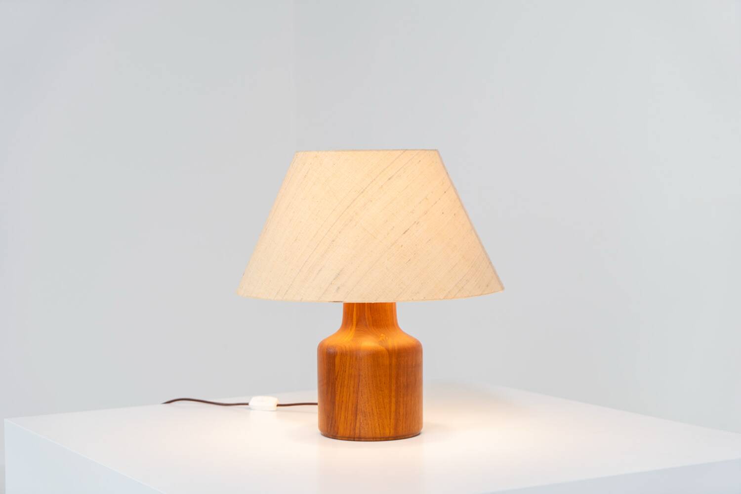 Solid teak table lamp by Kirk Copenhagen (Denmark, 1960s).