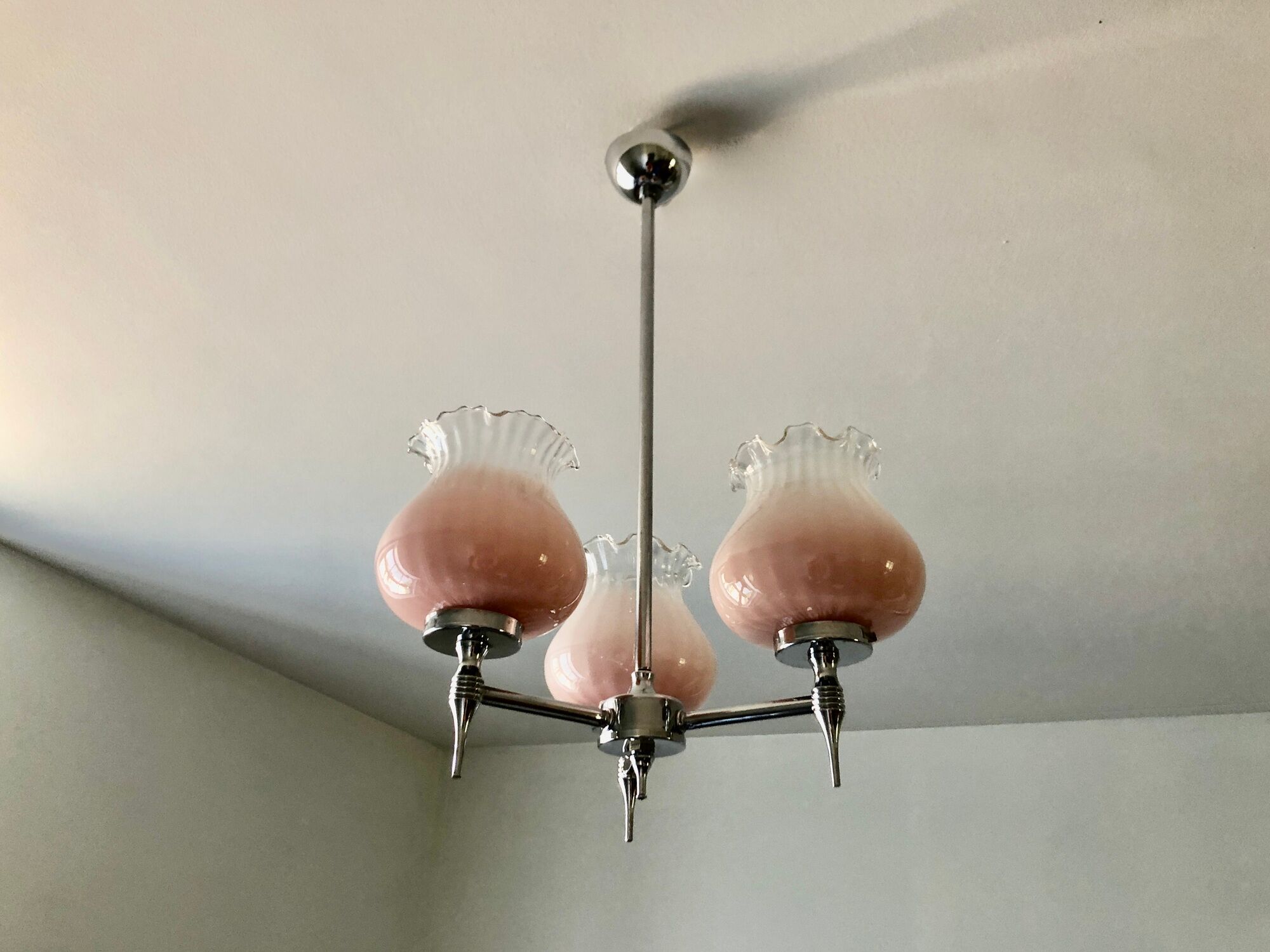 Chandelier 3 fires chrome and corollas of pink glass 1970