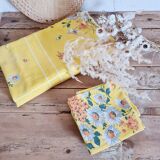 Tablecloth and 6 matching towels, flowers