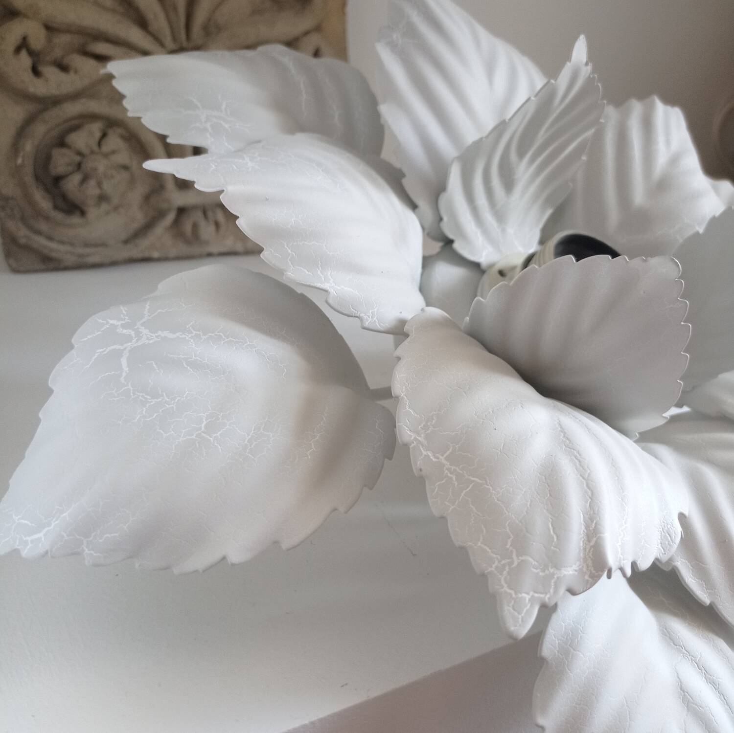 Leaf-shaped metal wall light