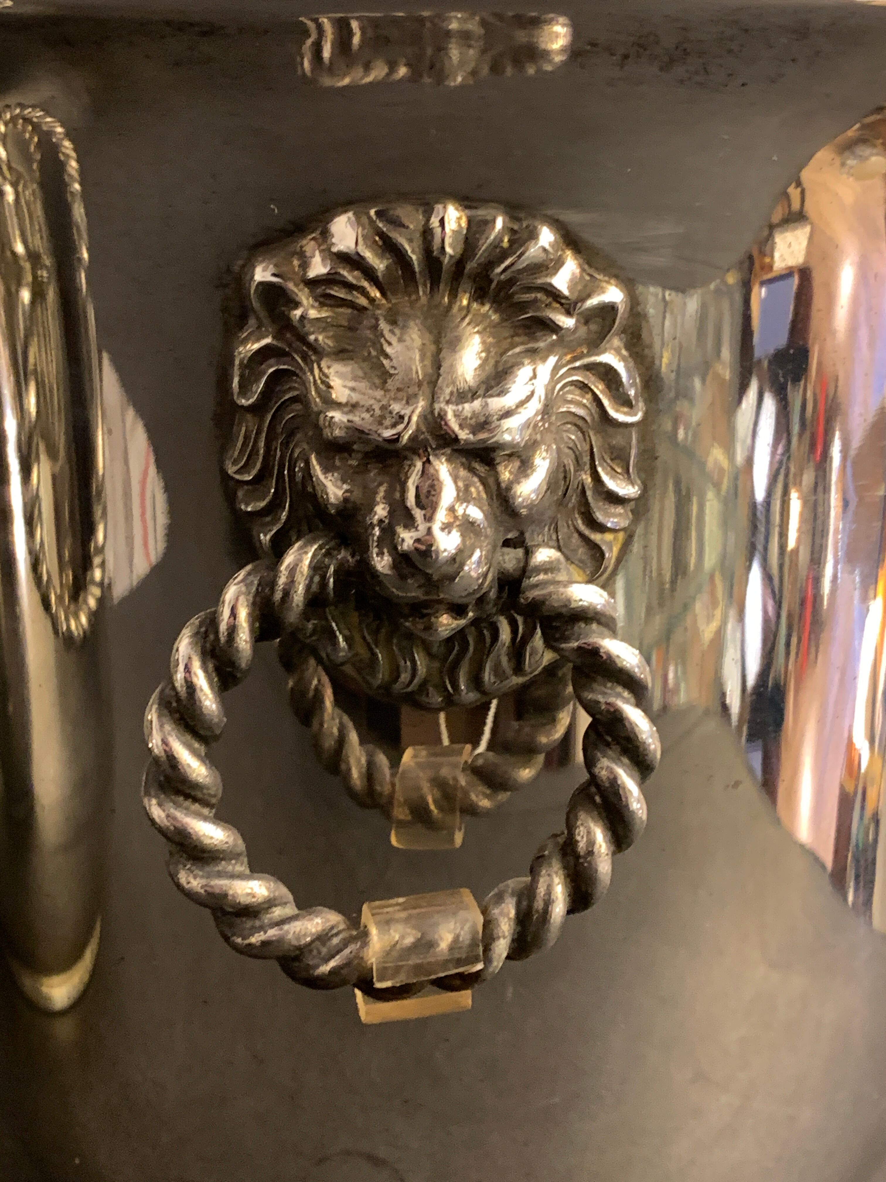 Paire de seaux à champagne anciens en métal argenté, décor têtes de lions