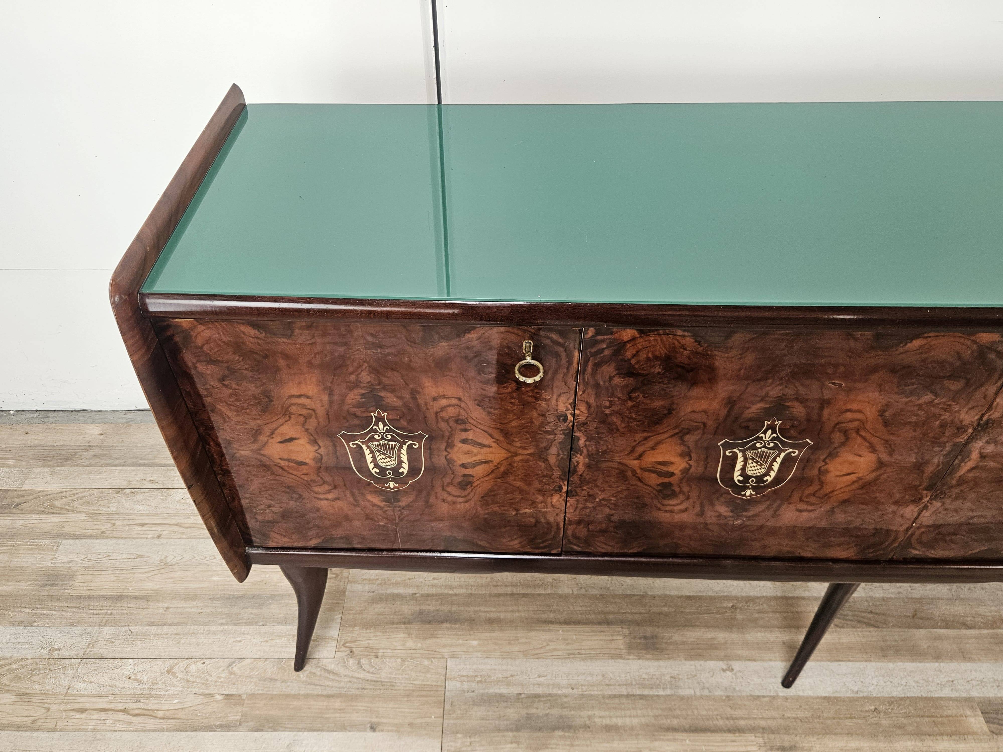 Buffet en acajou du milieu du siècle avec verre teal et compartiments avec tiroir.
