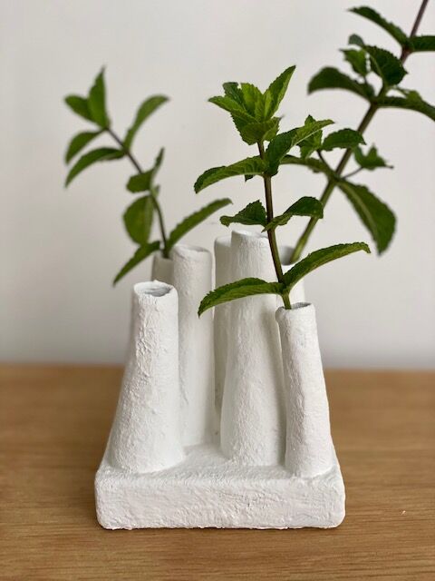 Vase pique flower with matte whitened pipe