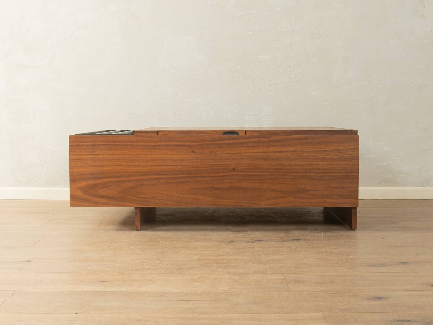 Elegant 1960s walnut veneer coffee table