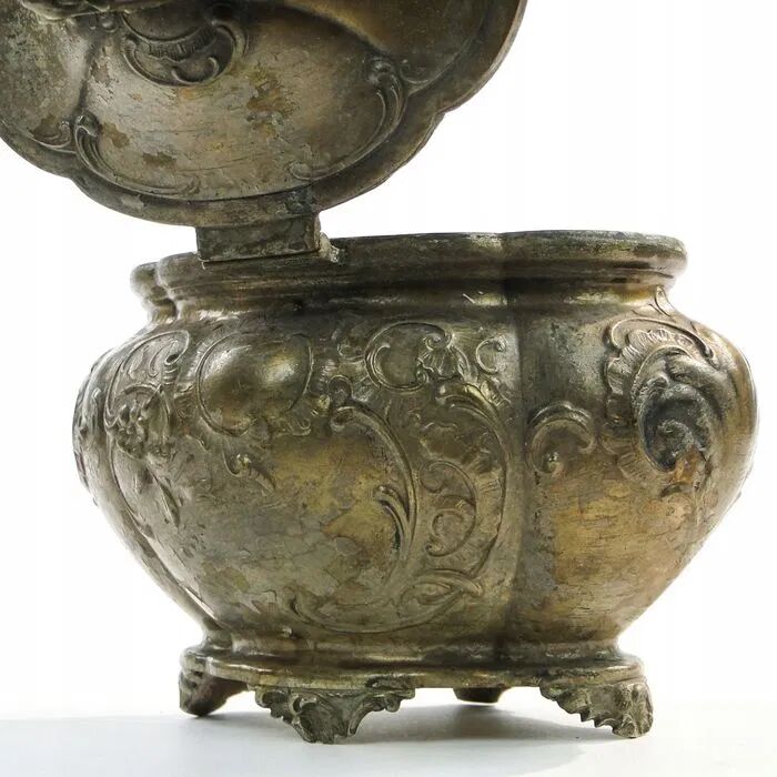 R8E Albert Kohler - elliptical sugar bowl in rococo style