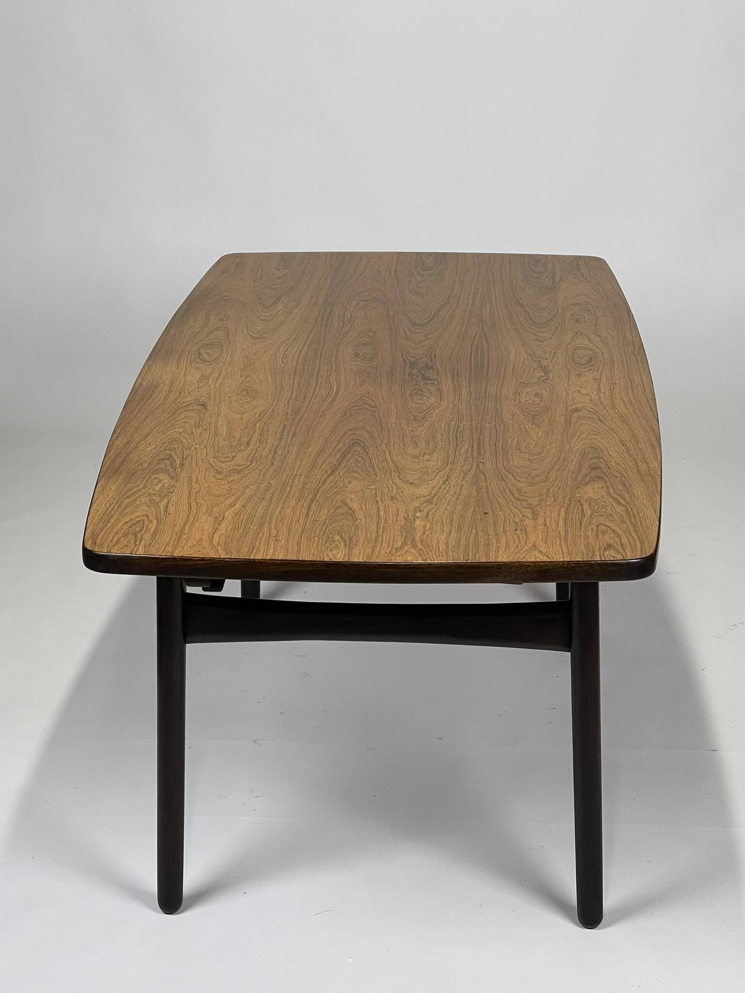 Table scandinave en palissandre par Henning Kjaernulf pour Bruno Hansen