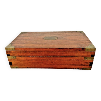 Ancienne boîte en bois rectangulaire