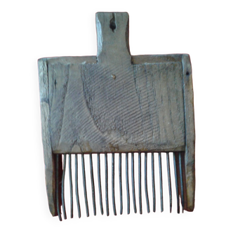 Vintage wooden blueberry comb