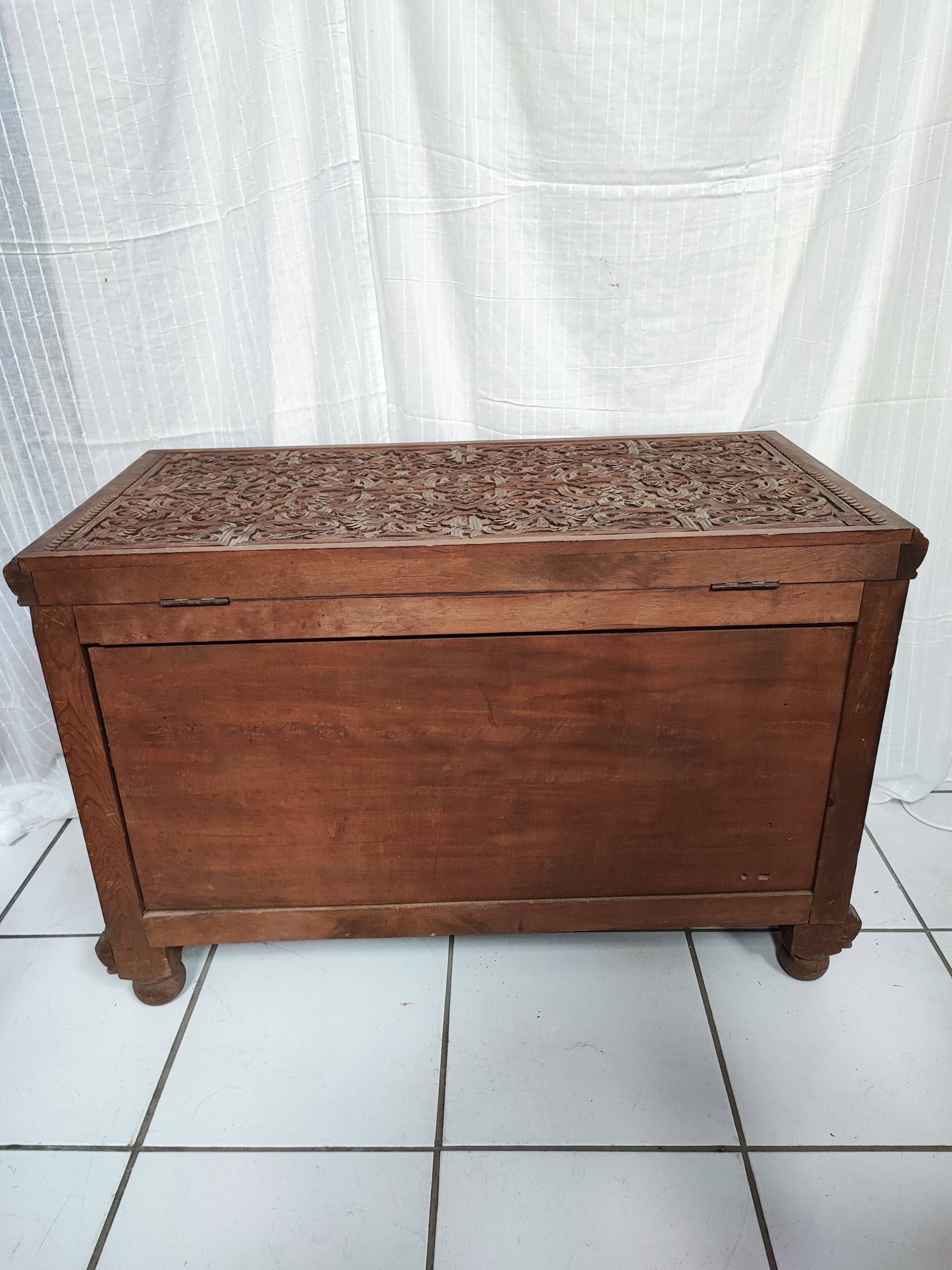 Ancien coffre en bois sculpté oriental