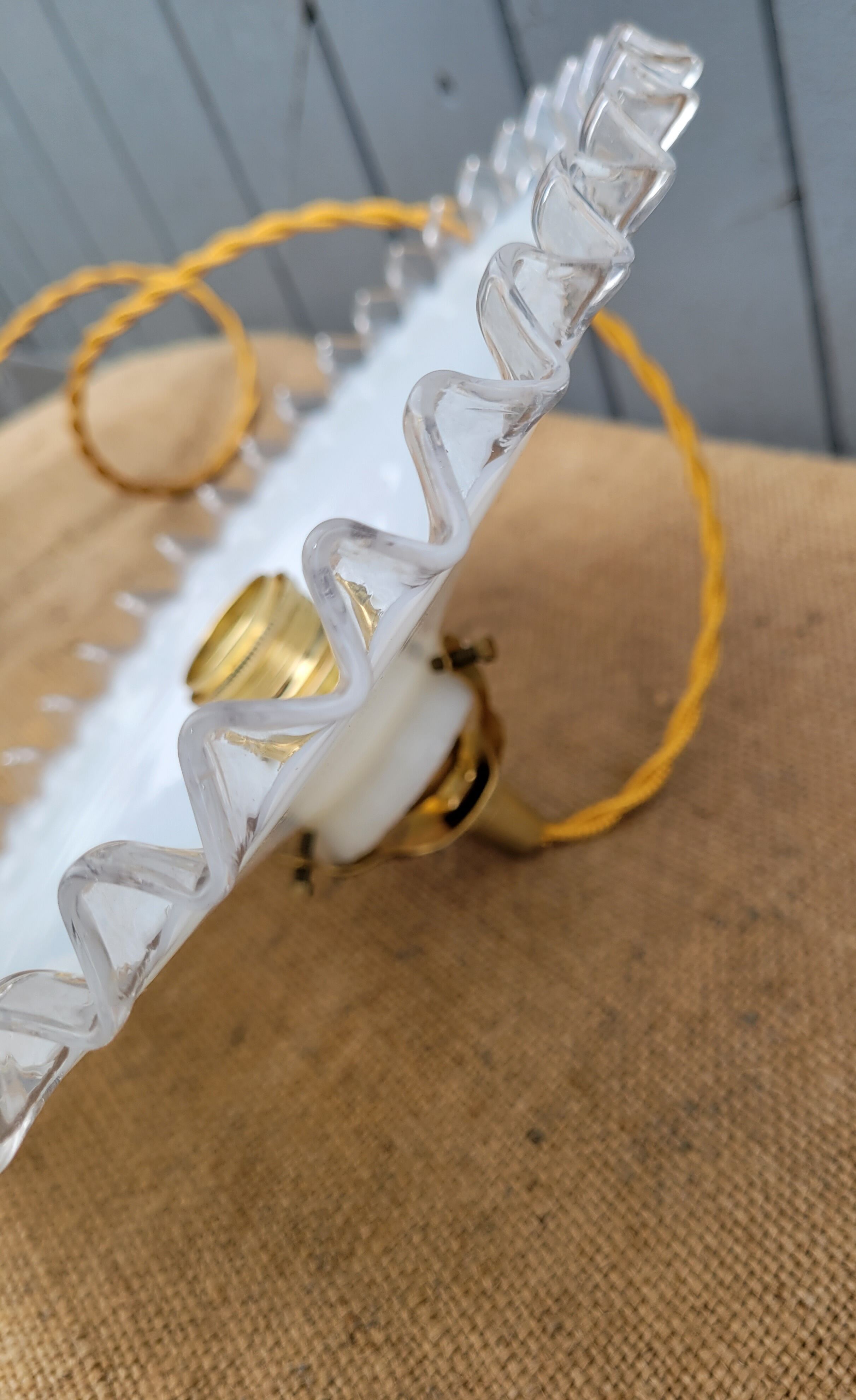 Serrated opaline suspension