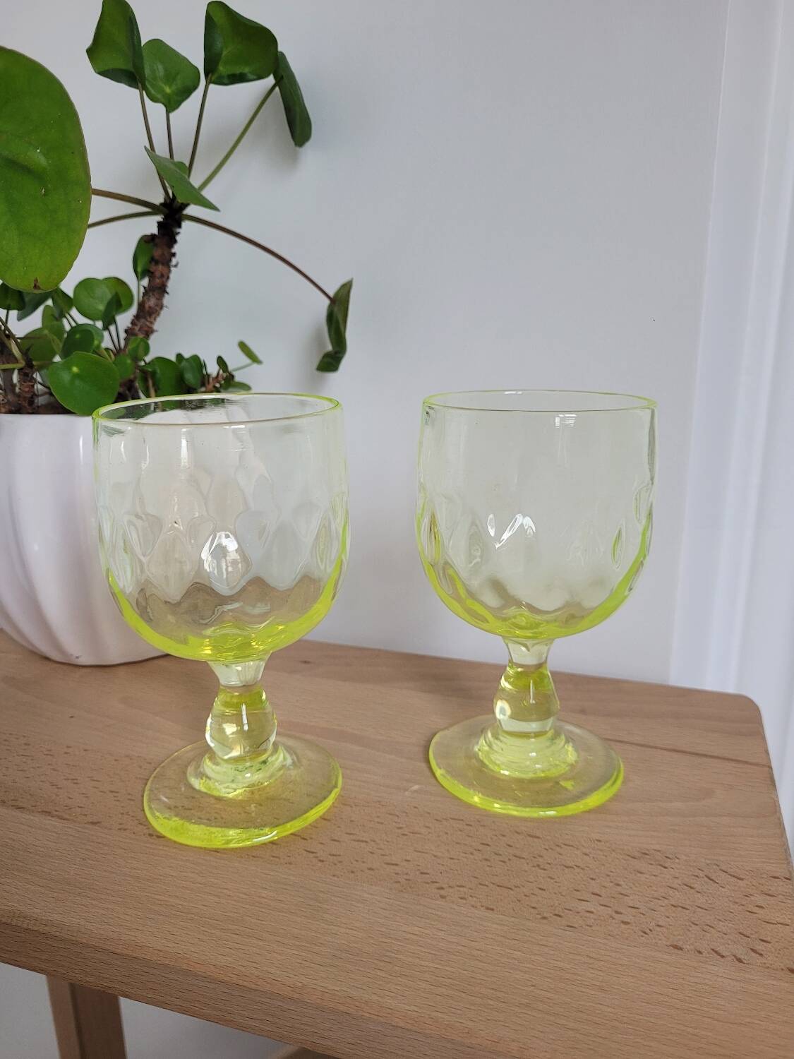 Uraline stemware